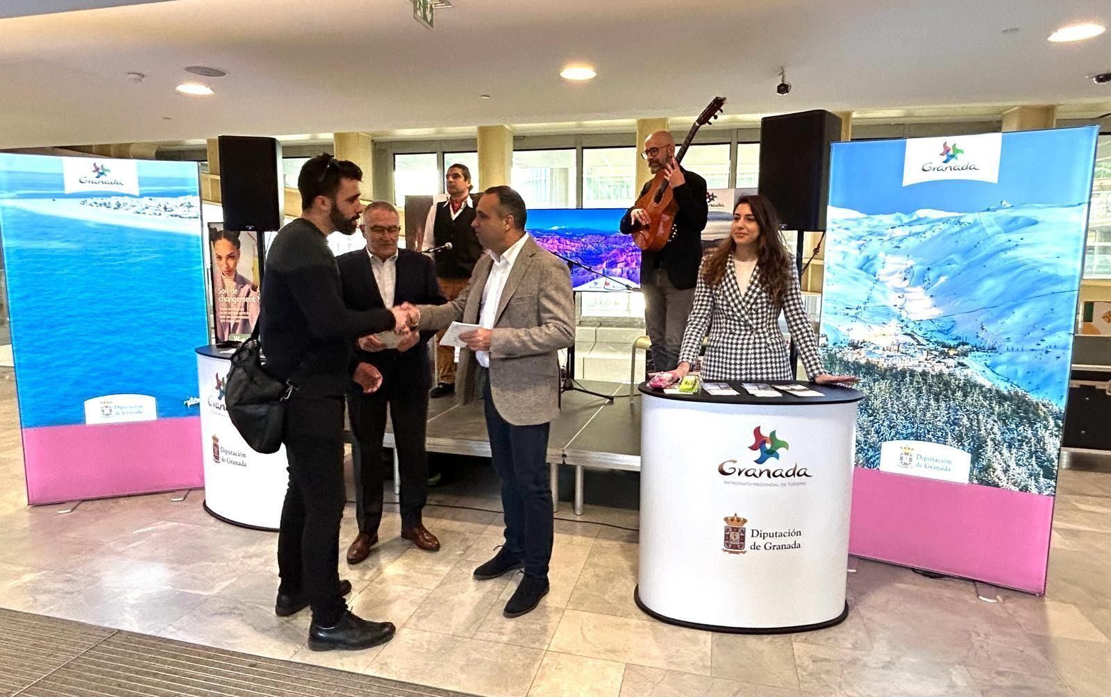 "La Alhambra es solo el comienzo": la Diputación busca captar turistas en París y Londres con el monumento nazarí como emblema