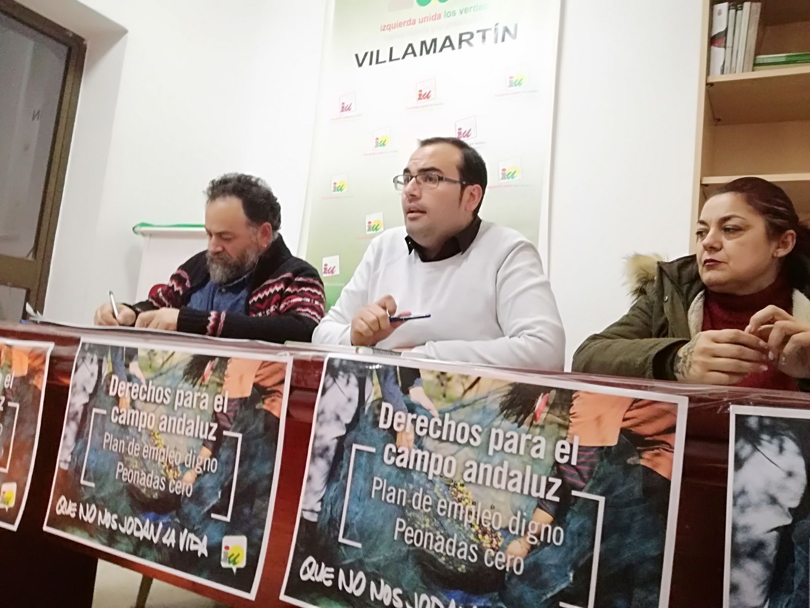 Hugo Palomares, en el centro, durante la presentación en Villamartín de la campaña de IU.