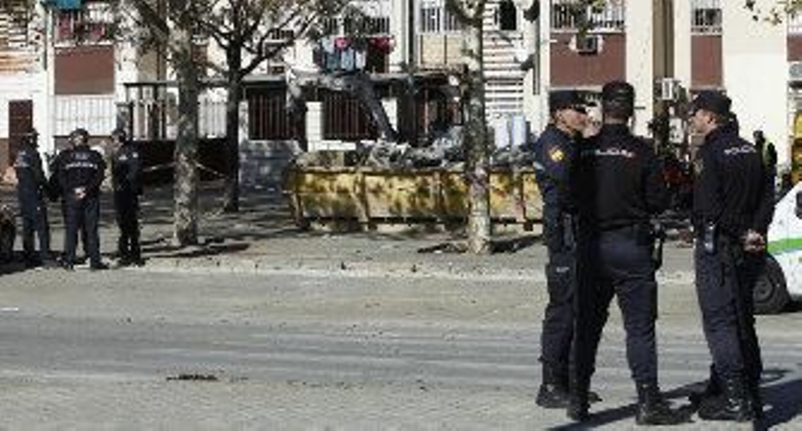 Policías desplegados por el Polígono Sur mientras se derribaban los patios. / José Ángel García