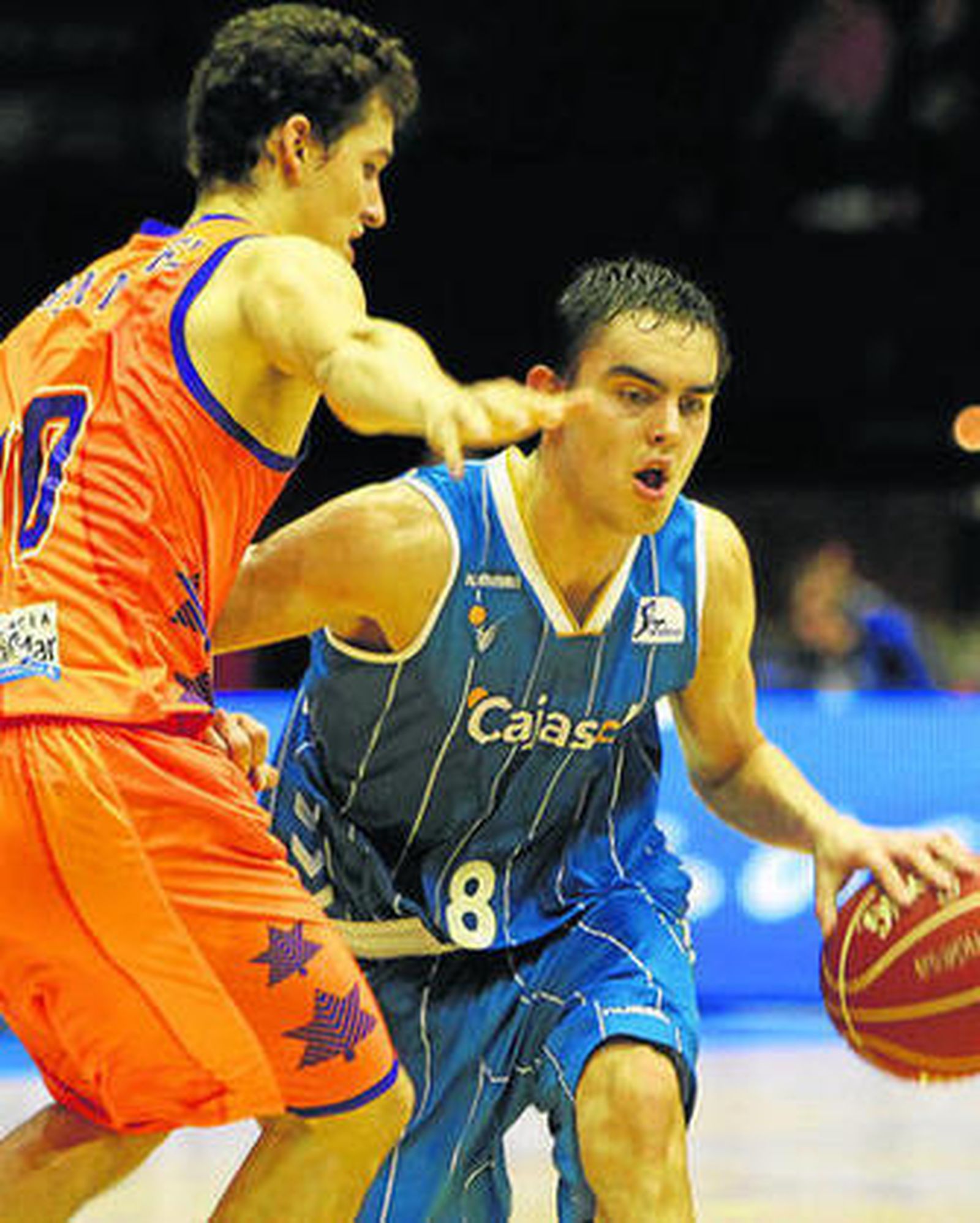 Satoransky trata de deshacerse de la presión de San Miguel.