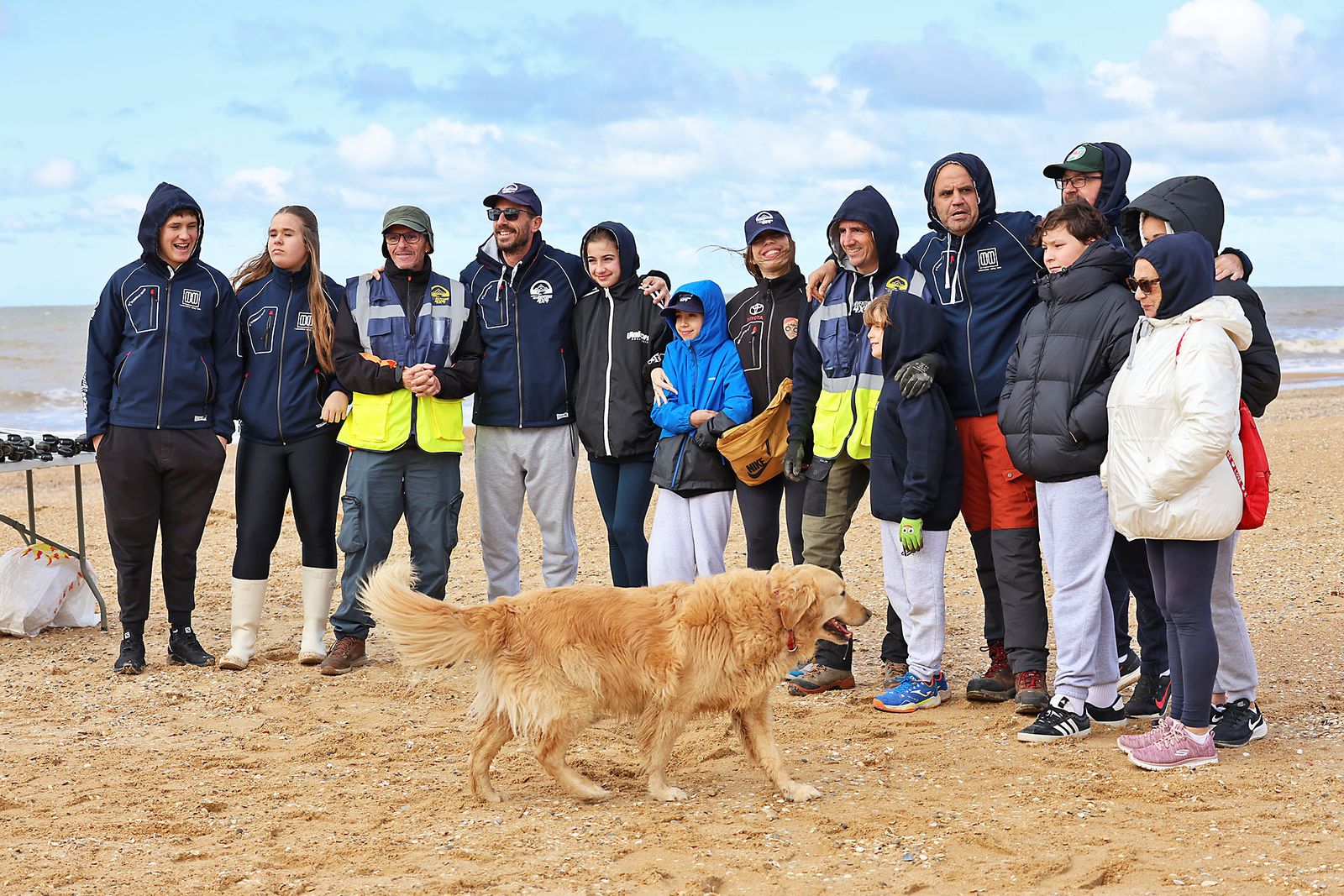 Imágenes de la Acción medioambiental de limpieza en la playa del Espigón, organizada por Gañafote Cup