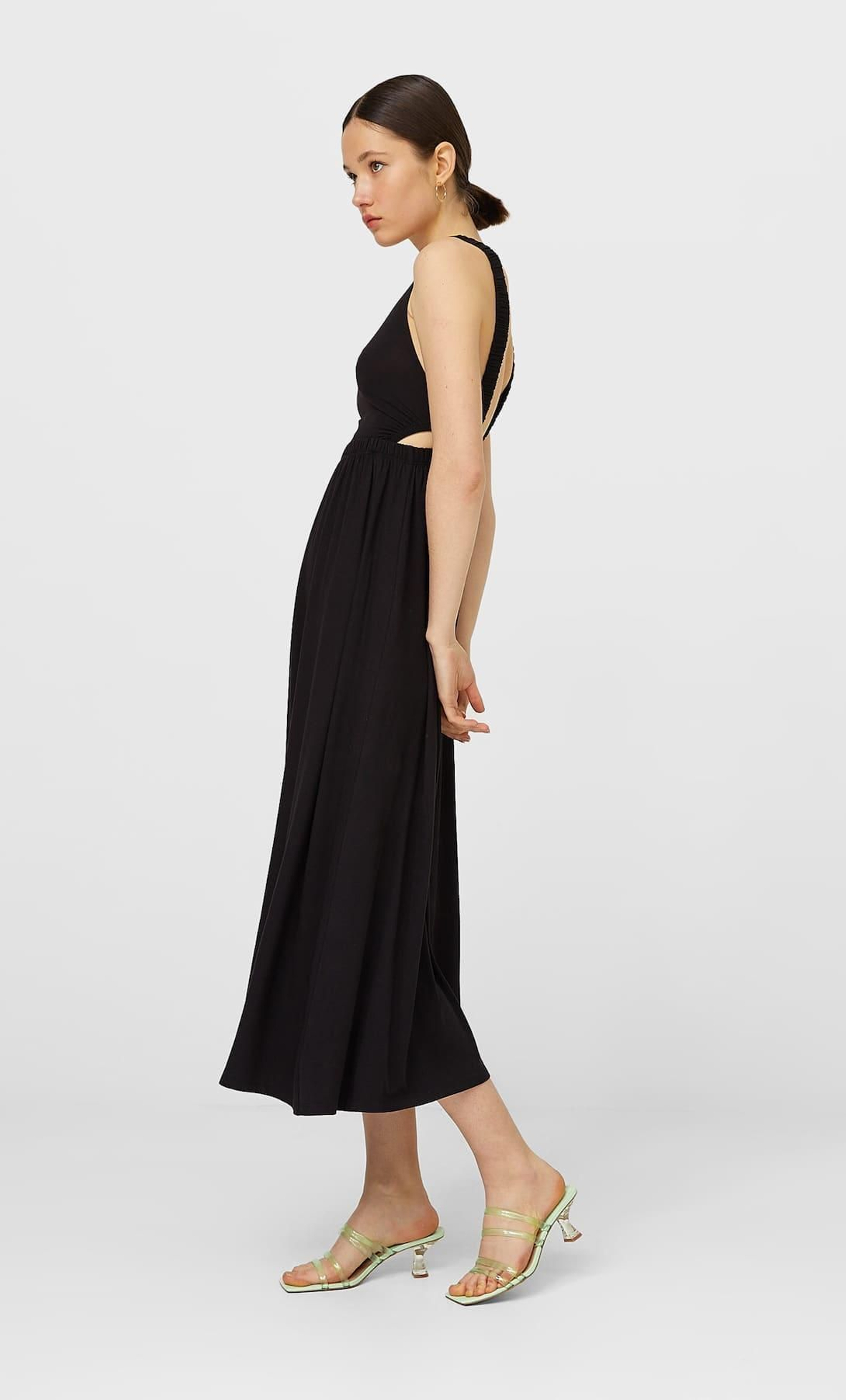 El vestido negro de Stradivarius.