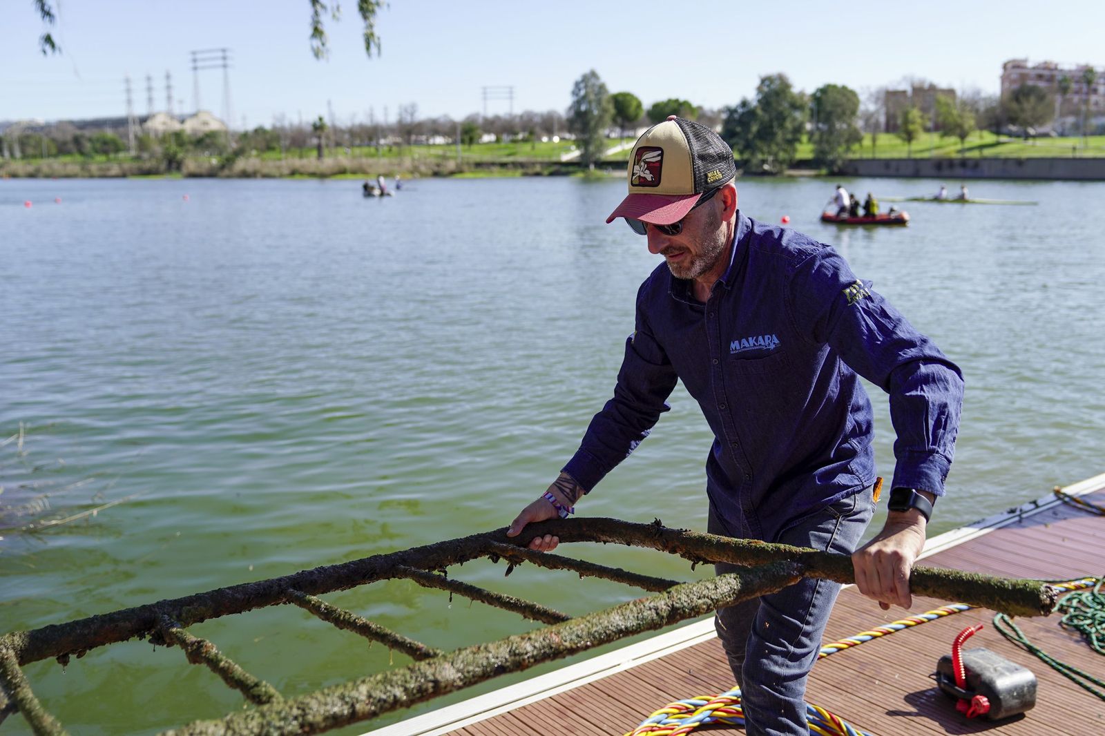 La limpieza solidaria del Guadalquivir en el Centro Náutico del Alamillo, todas las fotos