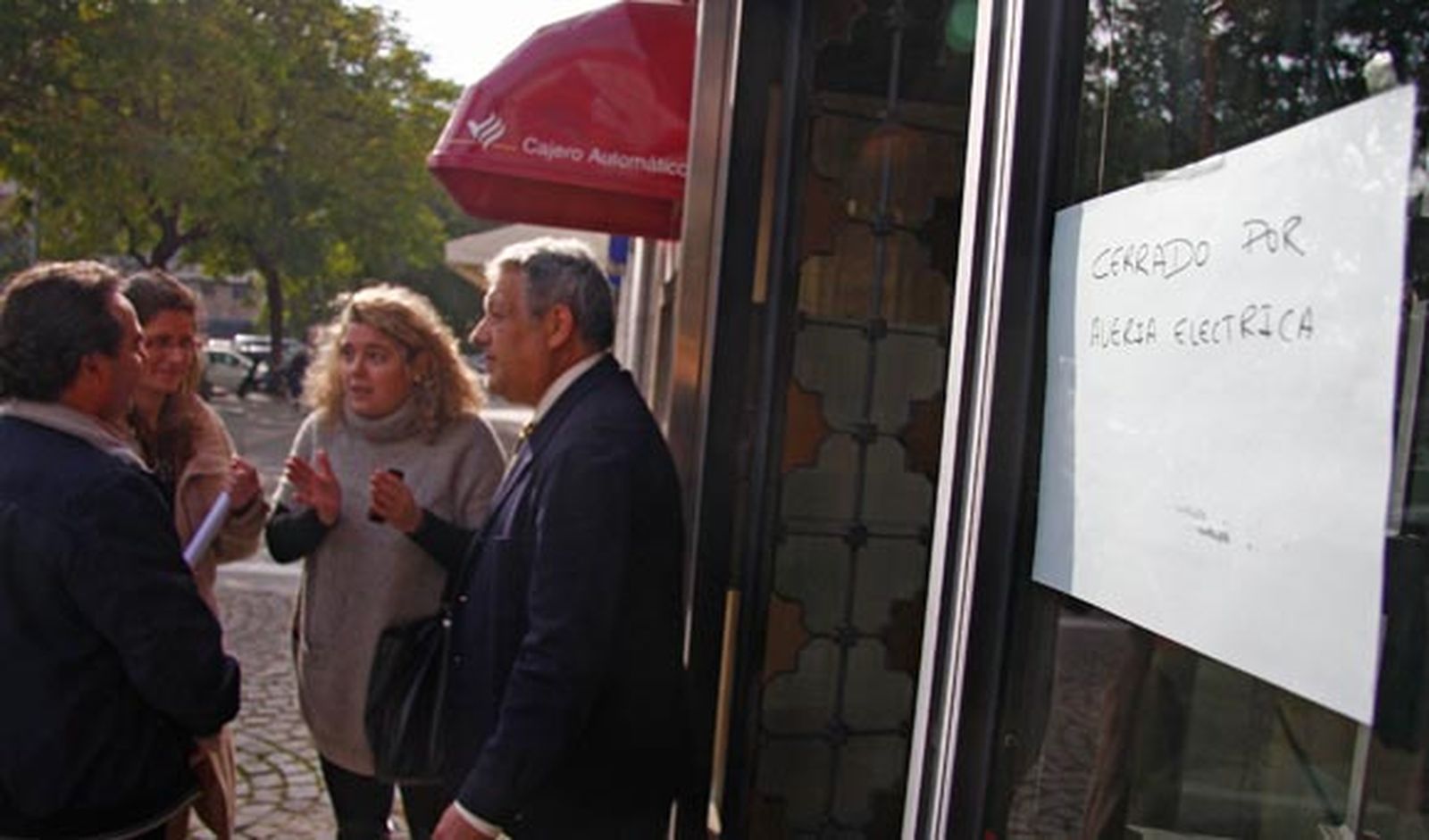 Desalojado un banco y otros inmuebles por un incendio en Viapol