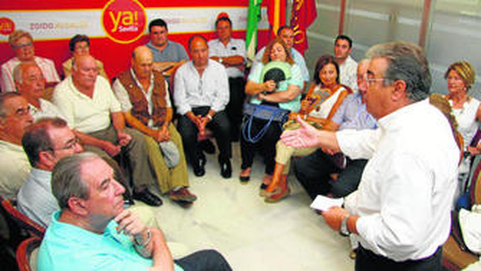 Zoido se dirige a los representantes de las 25 asociaciones vecinales con los que habló sobre el plan de tráfico del centro.