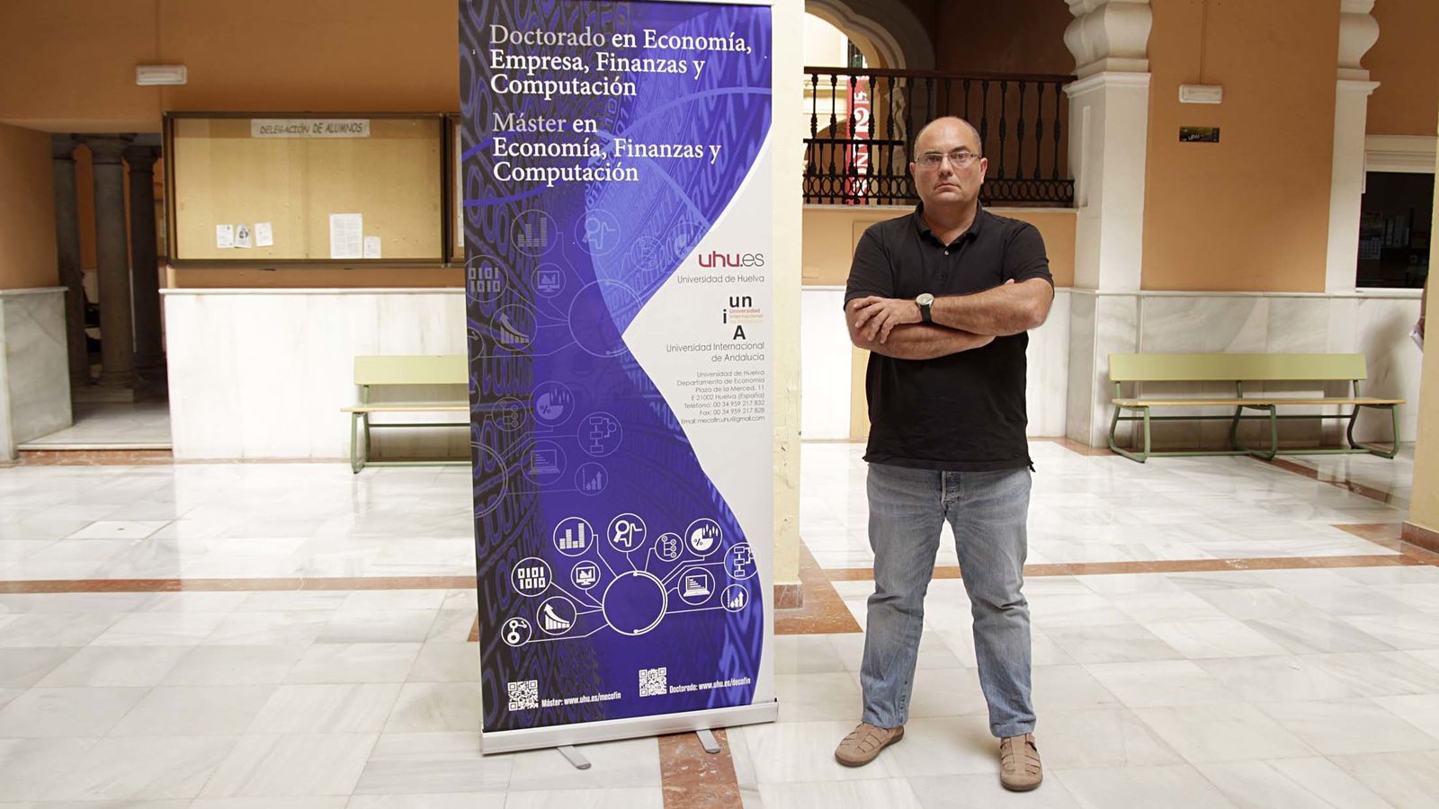 Emilio Congregado, ante el cartel del máster que dirige.