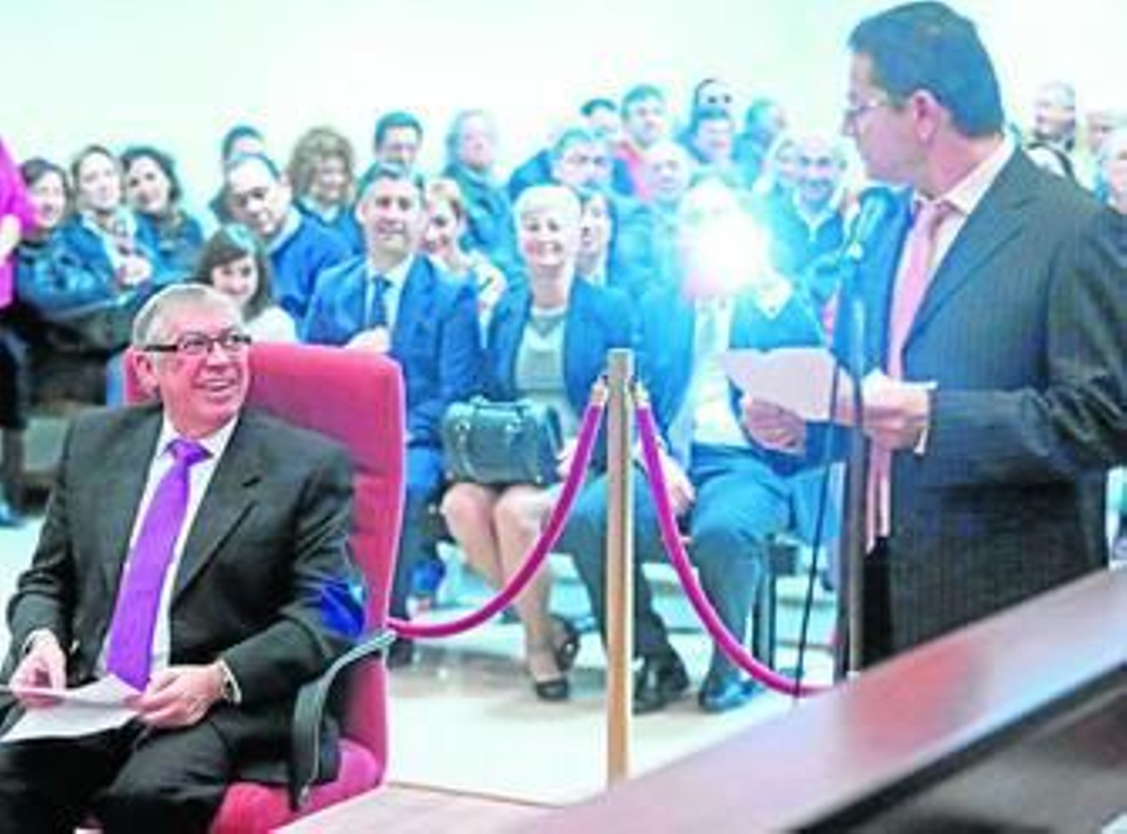 José Luis Ocaña escucha la intervención de Jorge Lobato, en representación de los compañeros.