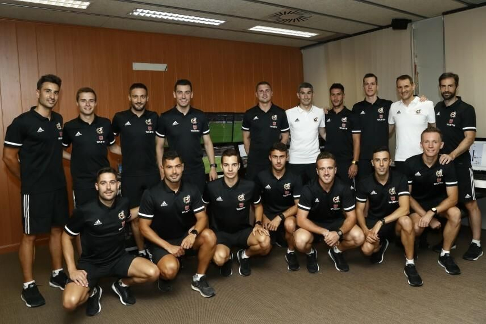 Foto de familia con los árbitros participantes.