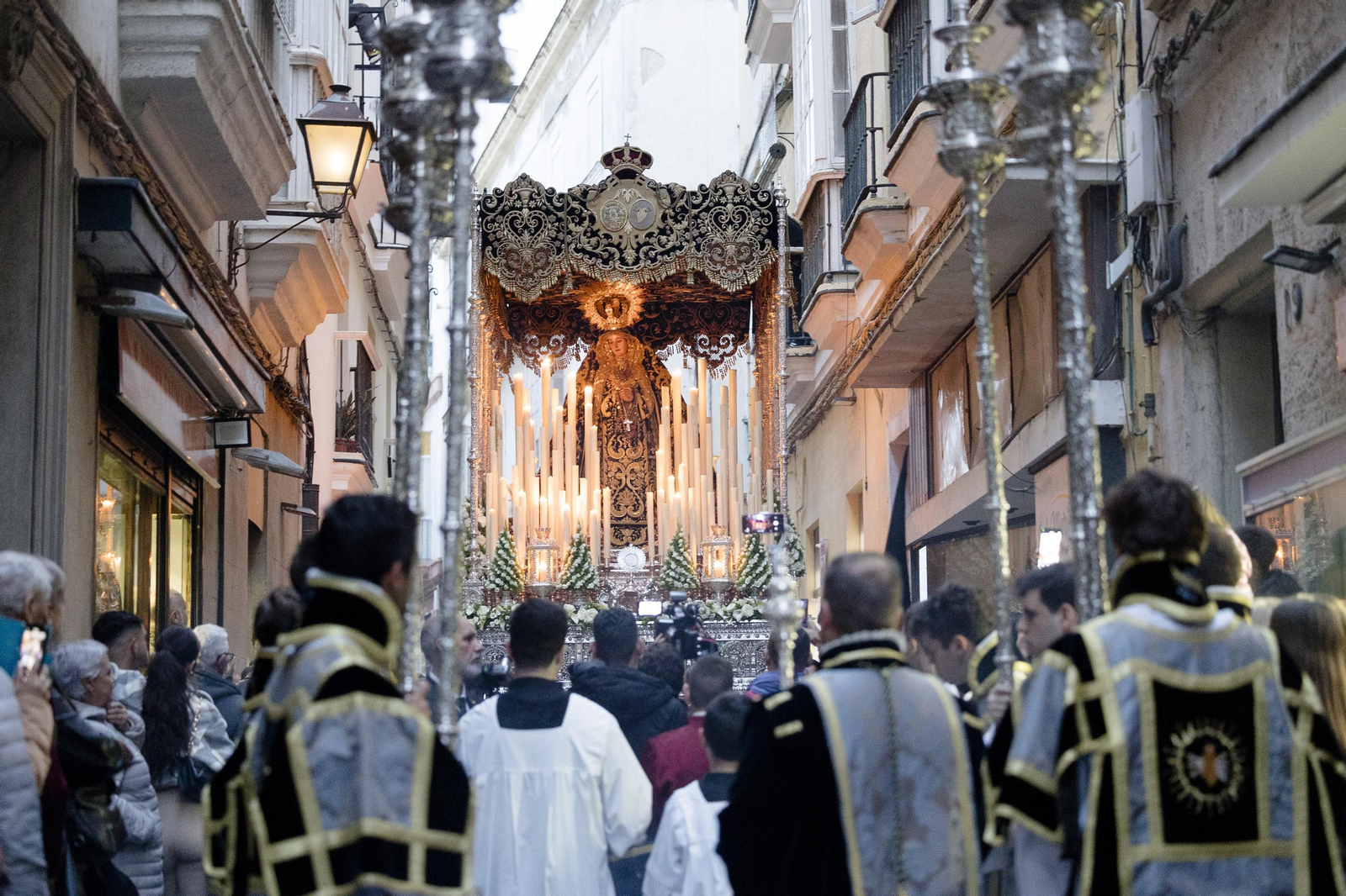 Las imágenes de la salida procesional de la Orden de Servitas en la Semana Santa de Cádiz