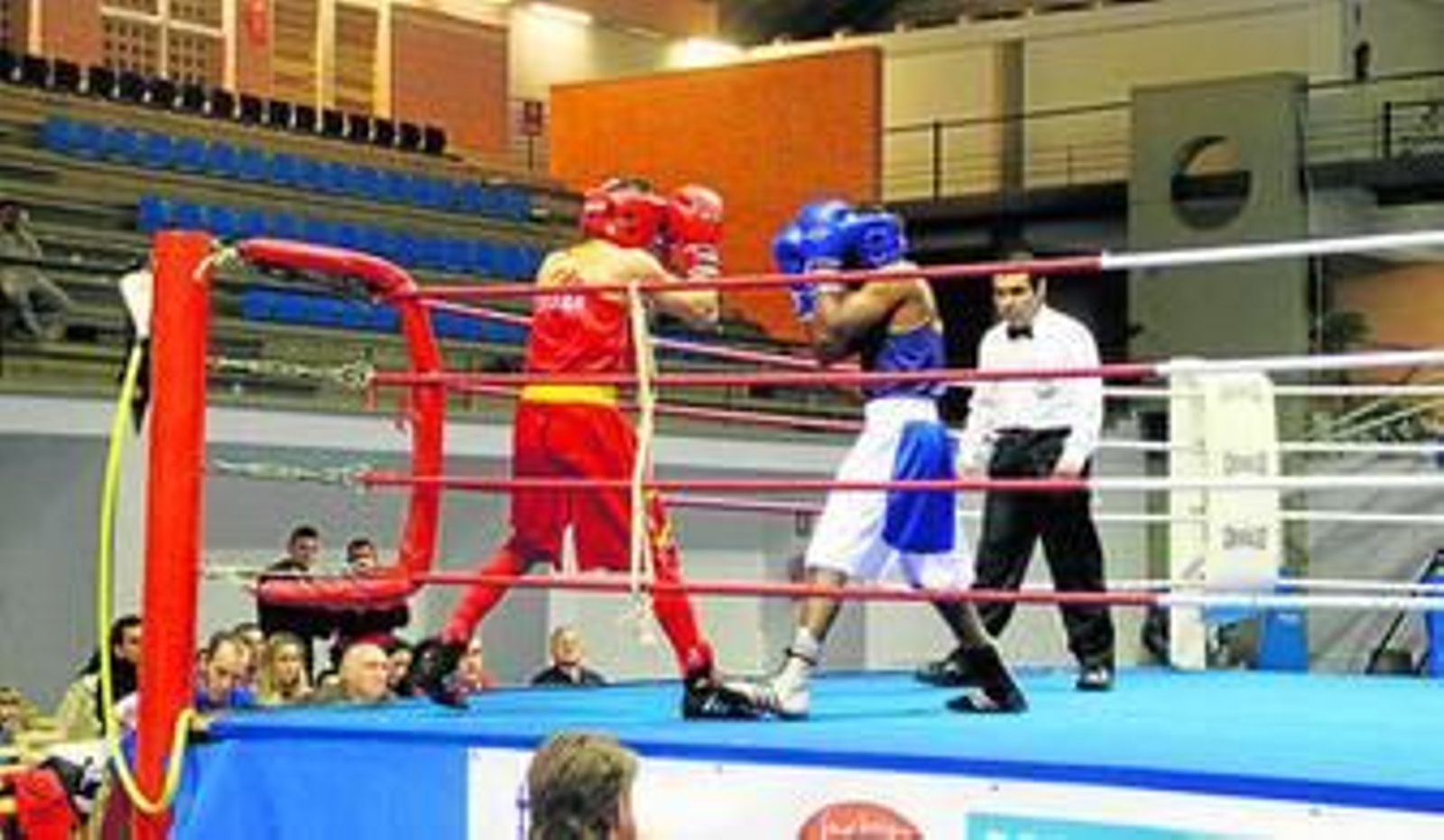 El onubense Kelvin de la Nieve y Diego Ferrer, durante el combate en Lepe, el viernes por la noche.