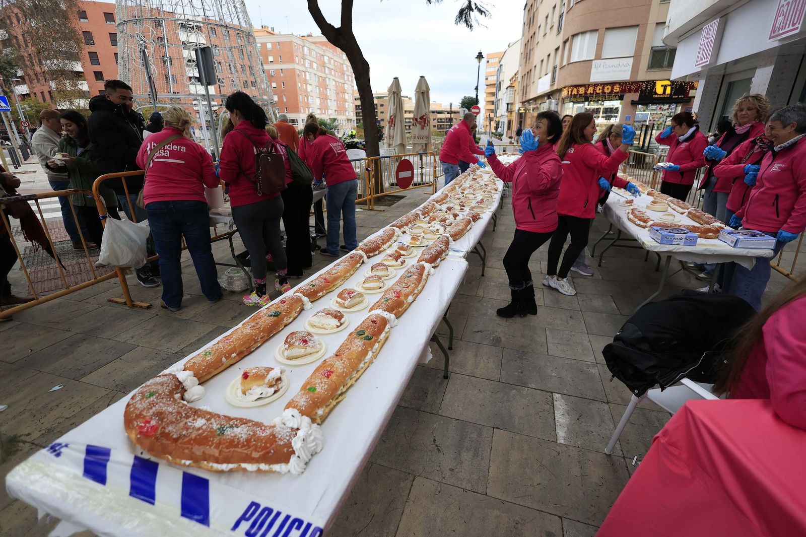 Las fotos del roscón de Reyes solidario en Algeciras