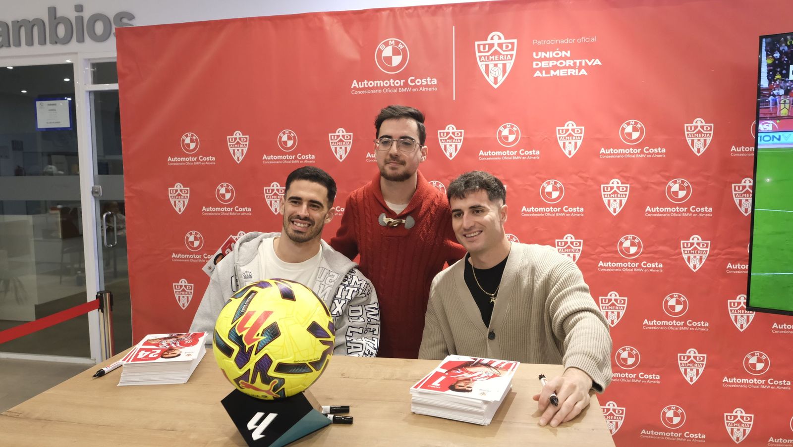 Jon Mocillo y Miguel de la Fuente firman autógrafos en Automotor Costa BMW