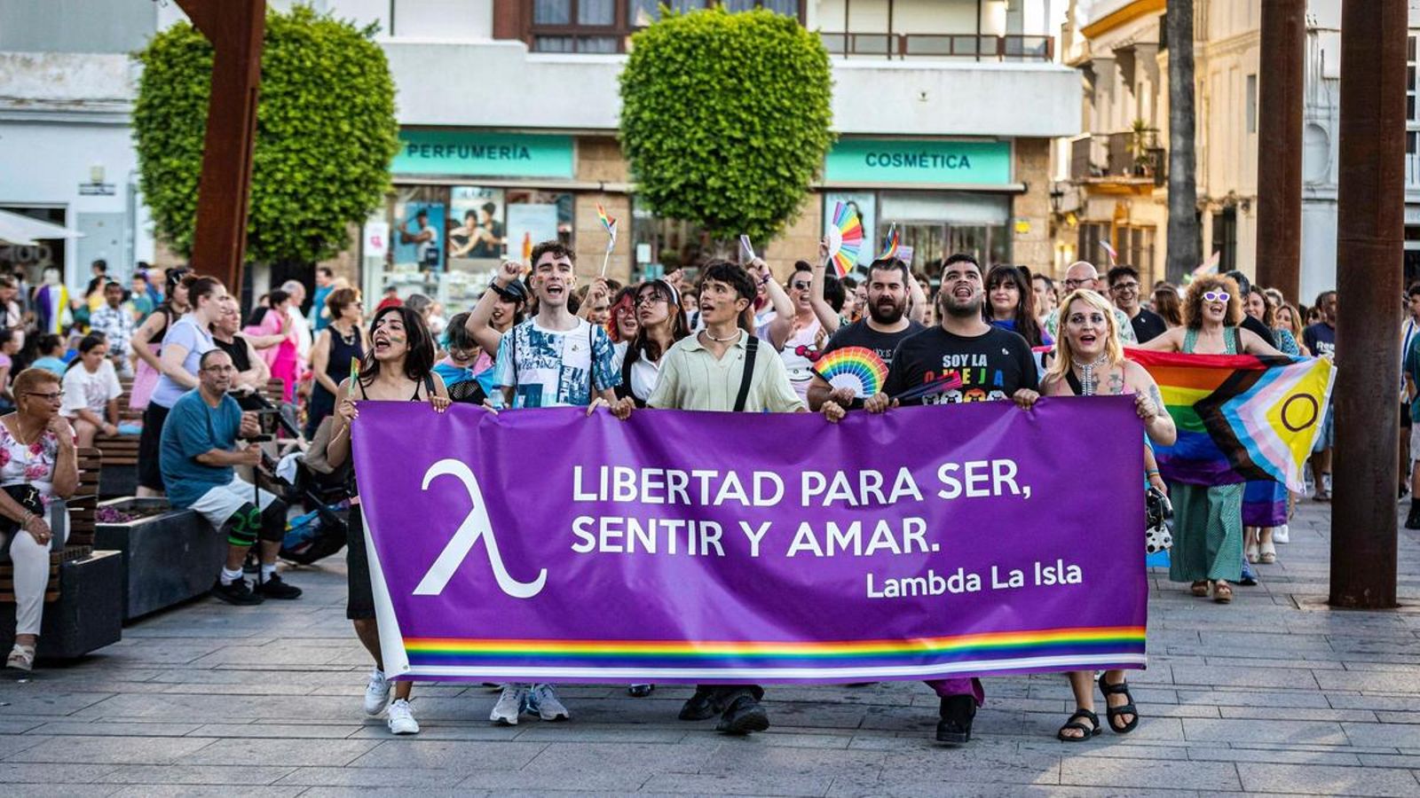La manifestación del colectivo LGTBIQ+ llegando a la Plaza del Rey.