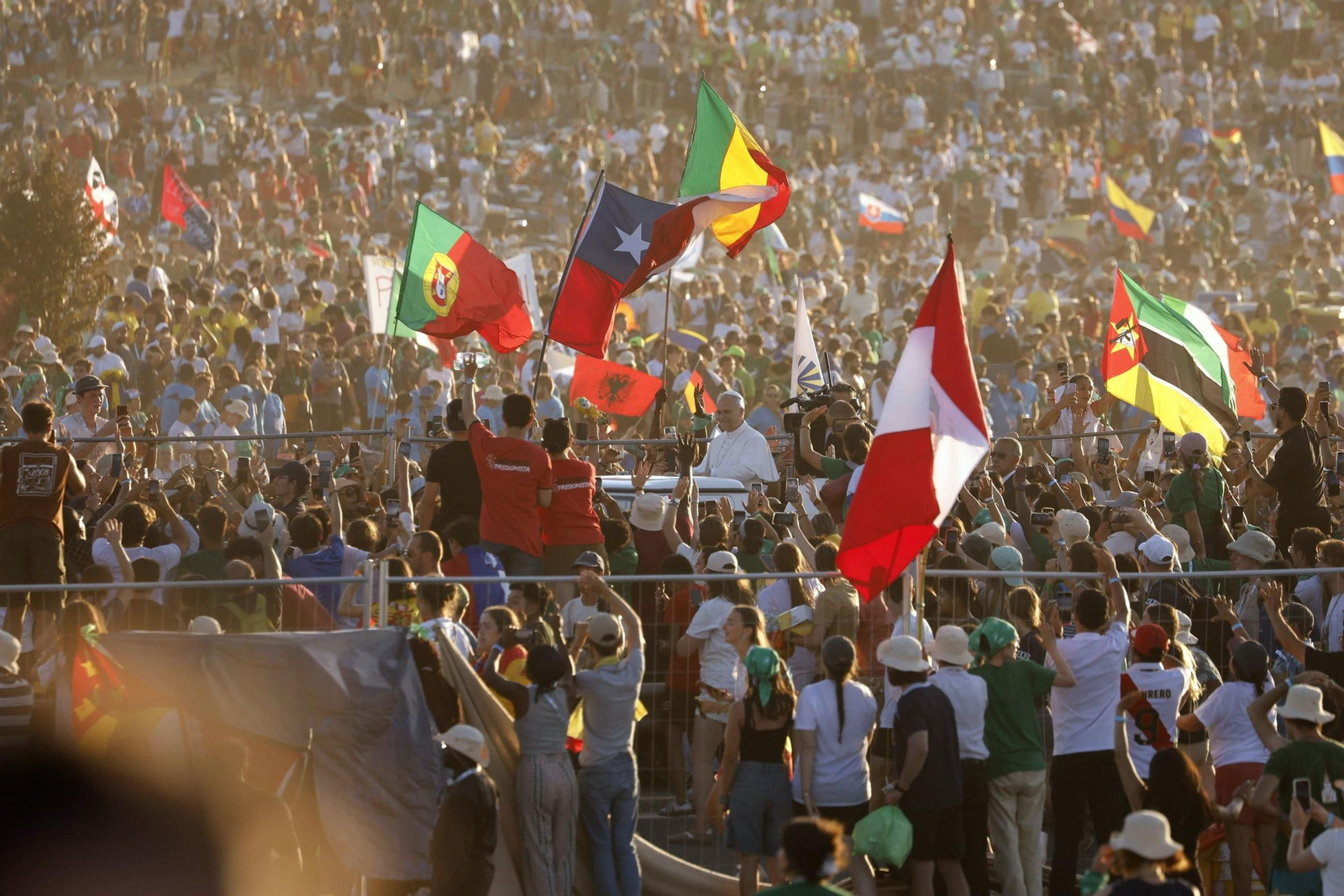 Pope Leo XIV celebrat (14129702).jpg