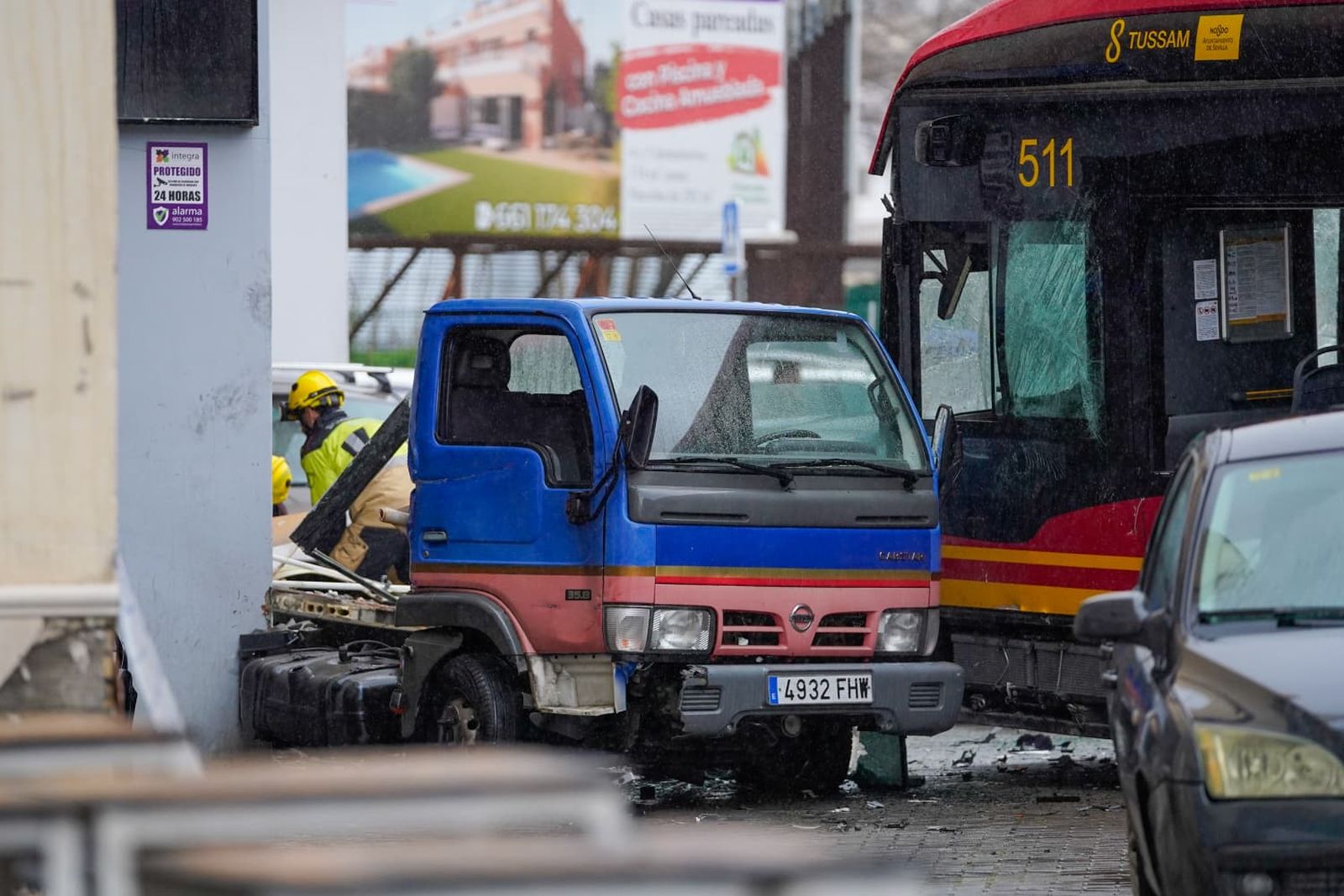 Las fotos del accidente múltiple entre un autobús de Tussam y un camión en Sevilla