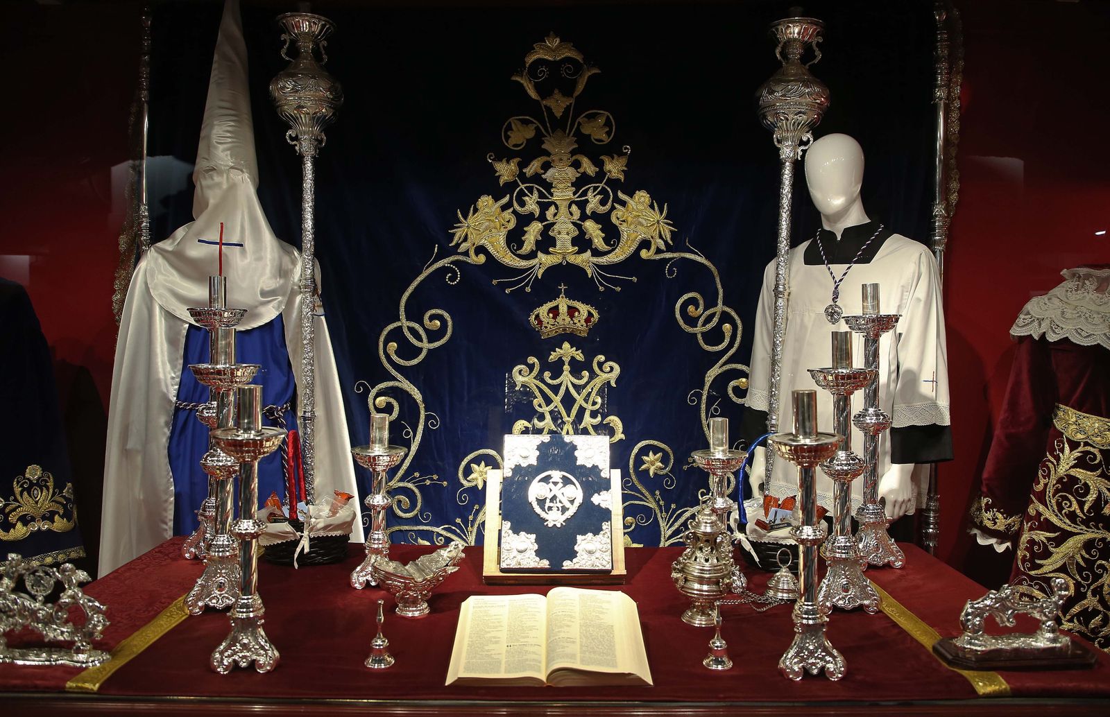 Fotos de la exposición de Enseres Cofrades en el Corte Inglés de Algeciras