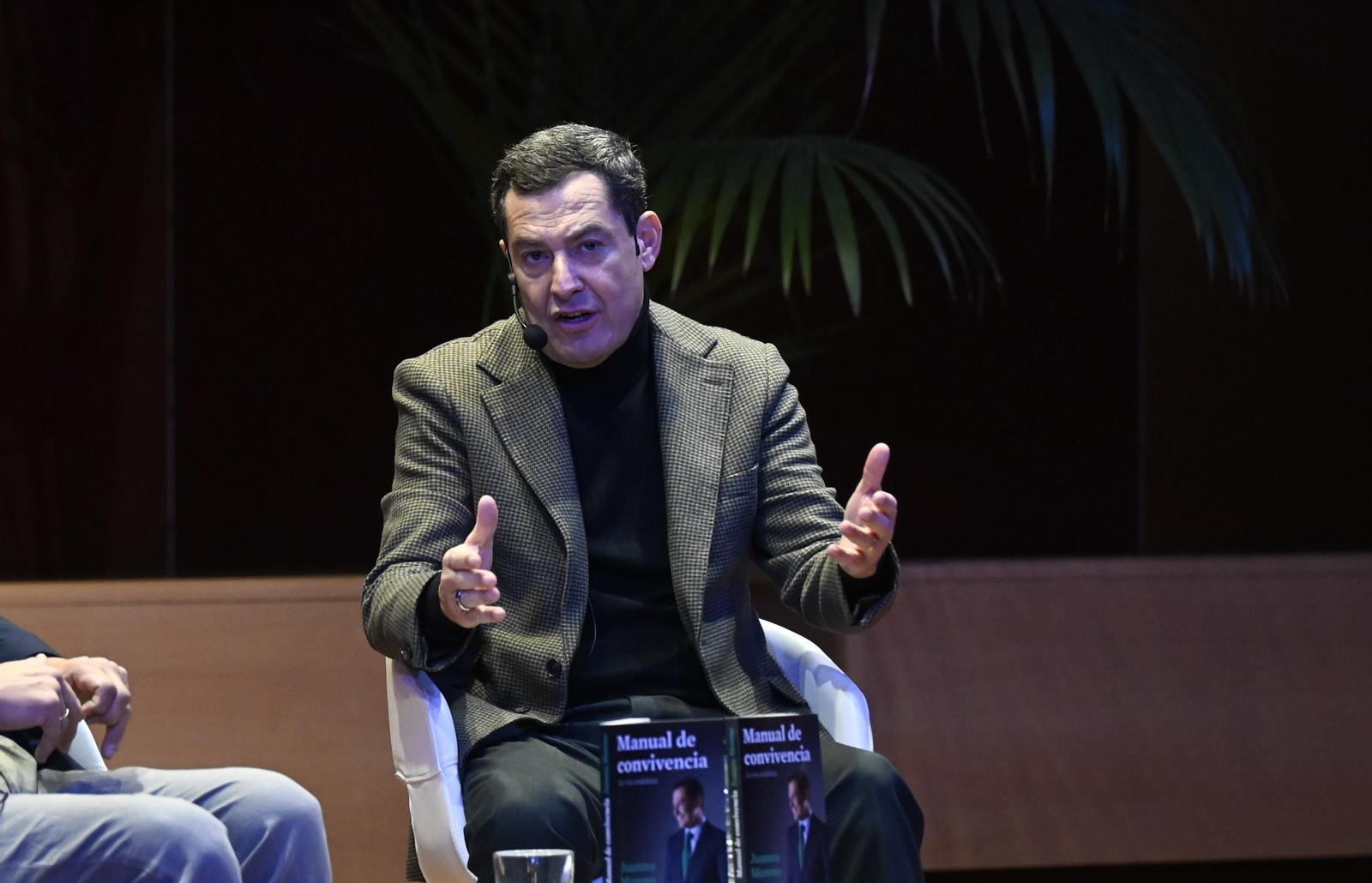 Juanma Moreno presenta en Córdoba su libro 'Manual de convivencia', en imágenes