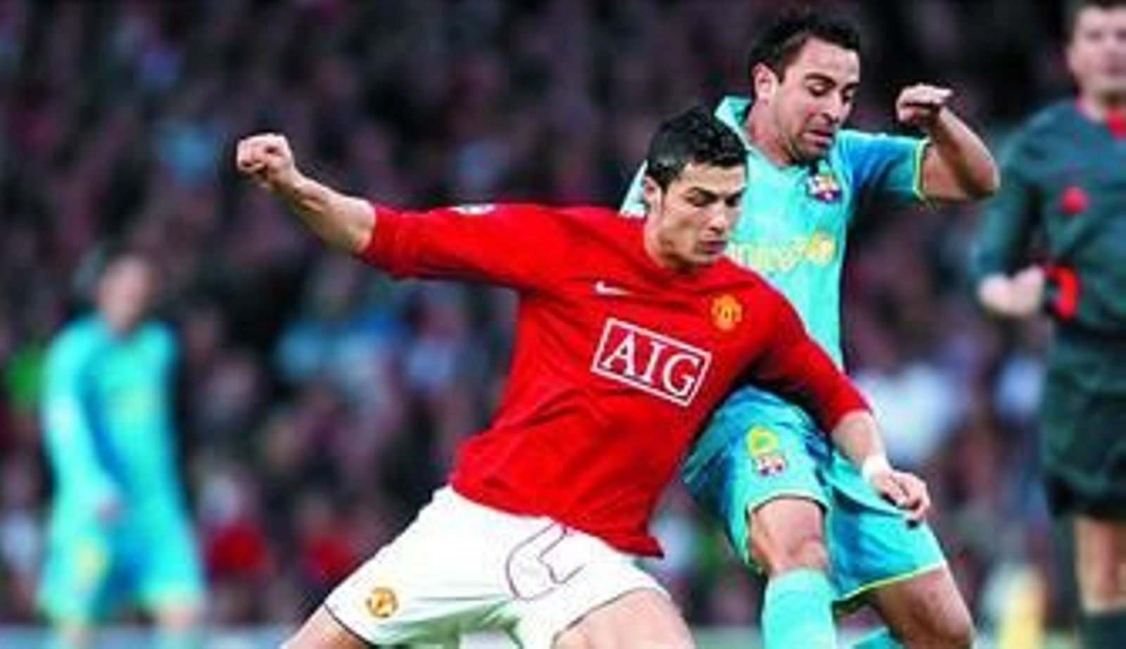 Cristiano Ronaldo pugna con Xavi en las semifinales del año pasado.