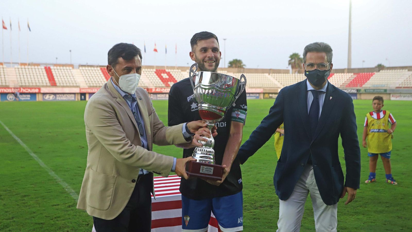 Iván Turrillo, capitán de Algeciras, recoge el XXVIII Trofeo Virgen de la Palma de 2021, última edición hasta hoy