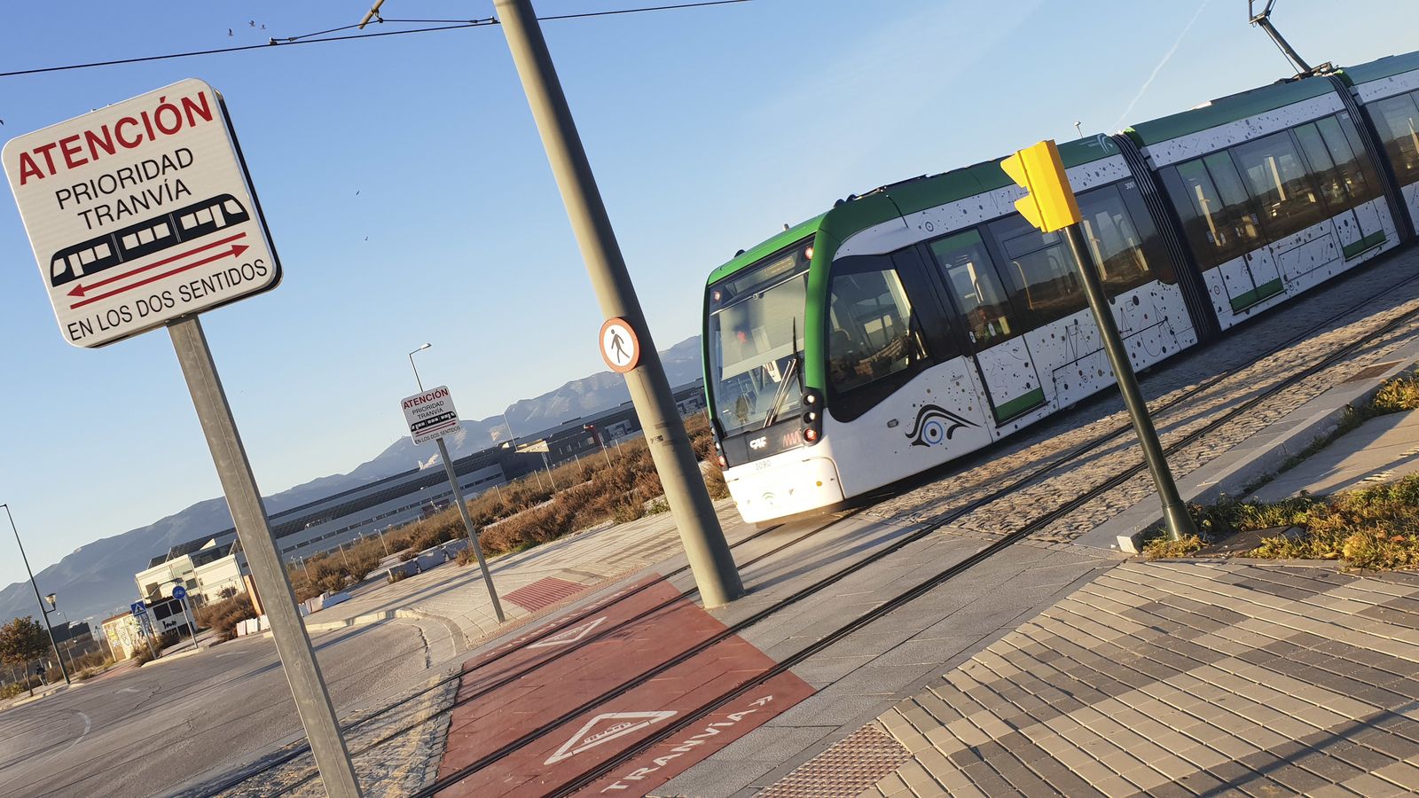 Paseo del Metro por el tramo en superficie de la Universidad de Málaga.