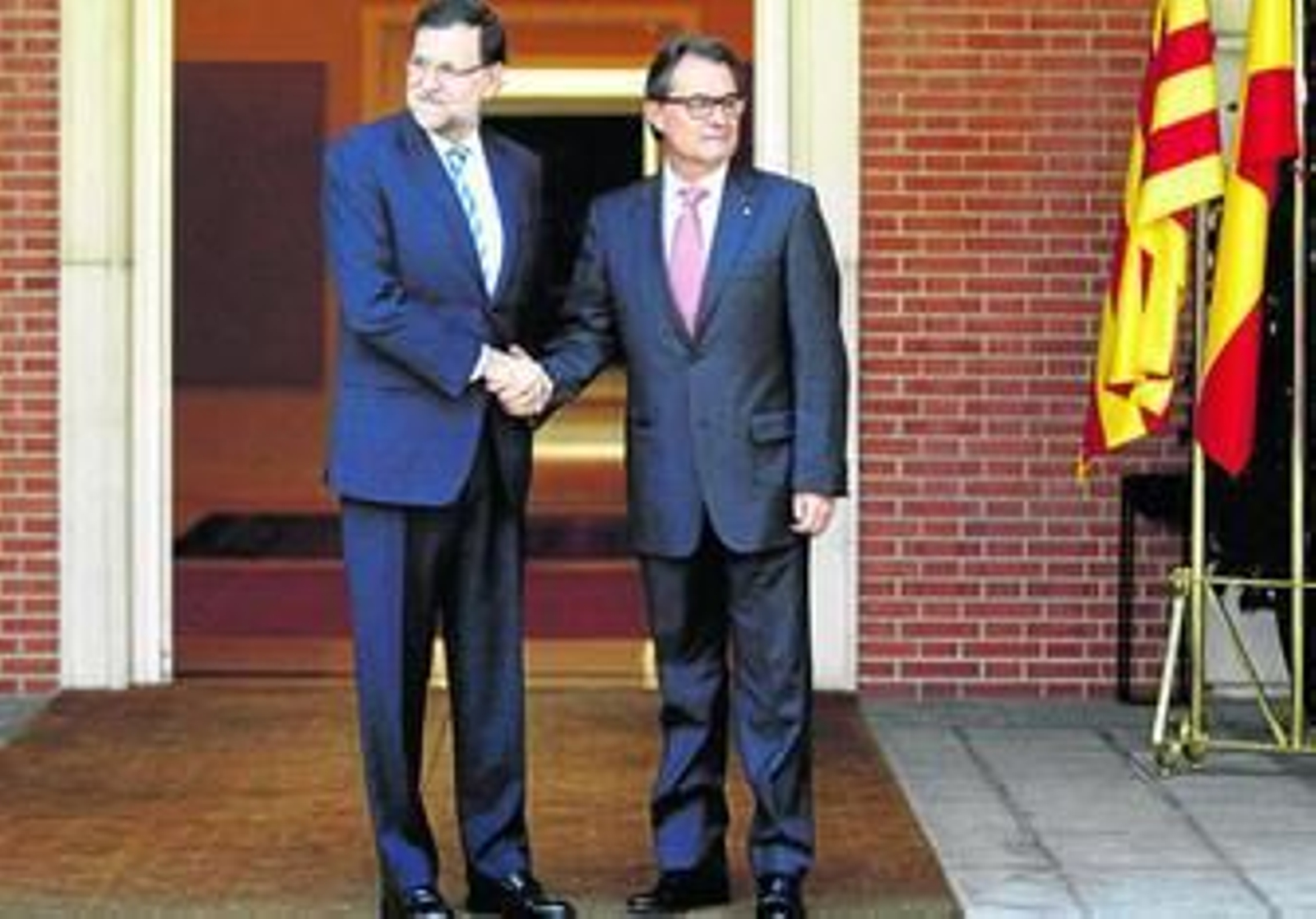 Mariano Rajoy y Artur Mas posan en las escalinatas del palacio de La Moncloa el pasado julio, en su último encuentro.