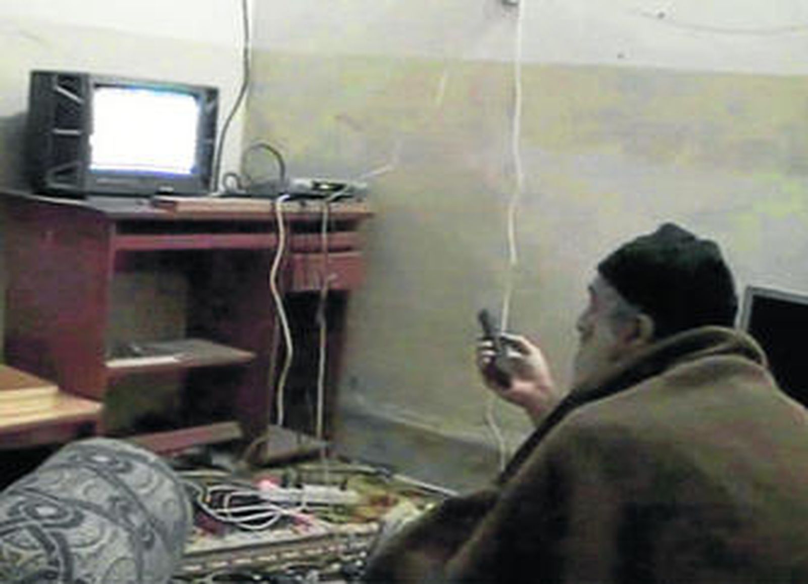 Osama ben Laden en su escondite de Abbotabad, según uno de los vídeos hechos públicos ayer por la Casa Blanca.