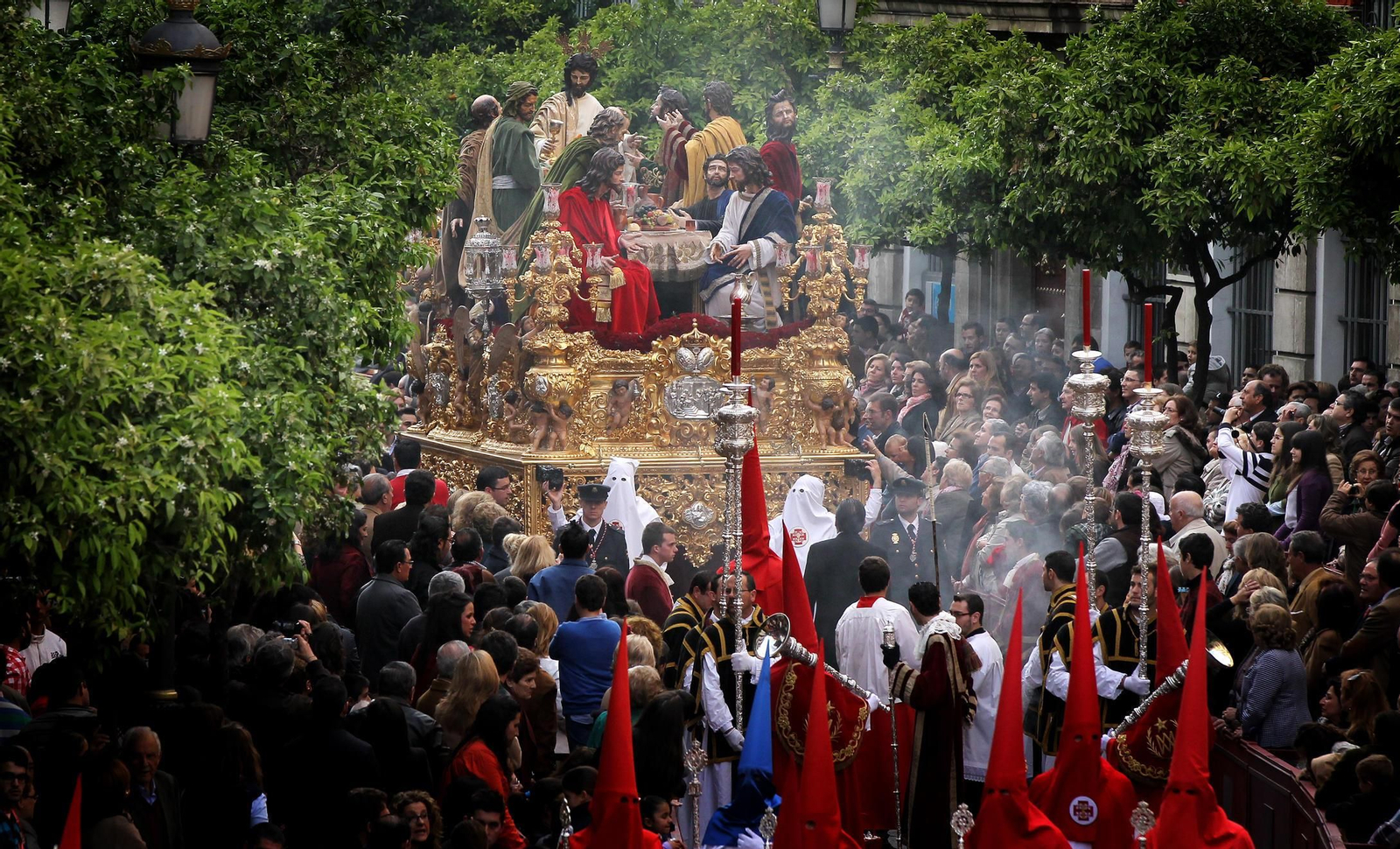 El misterio de La Cena en plena Carrera Oficial entre gente y naranjos. El misterio de La Cena en plena Carrera Oficial entre gente y naranjos.