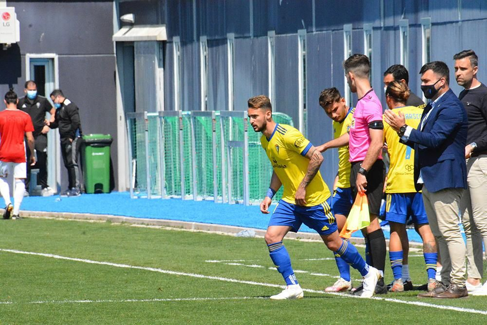 Javi Navarro sale al terreno de juego en el partido del filial el pasado domingo.
