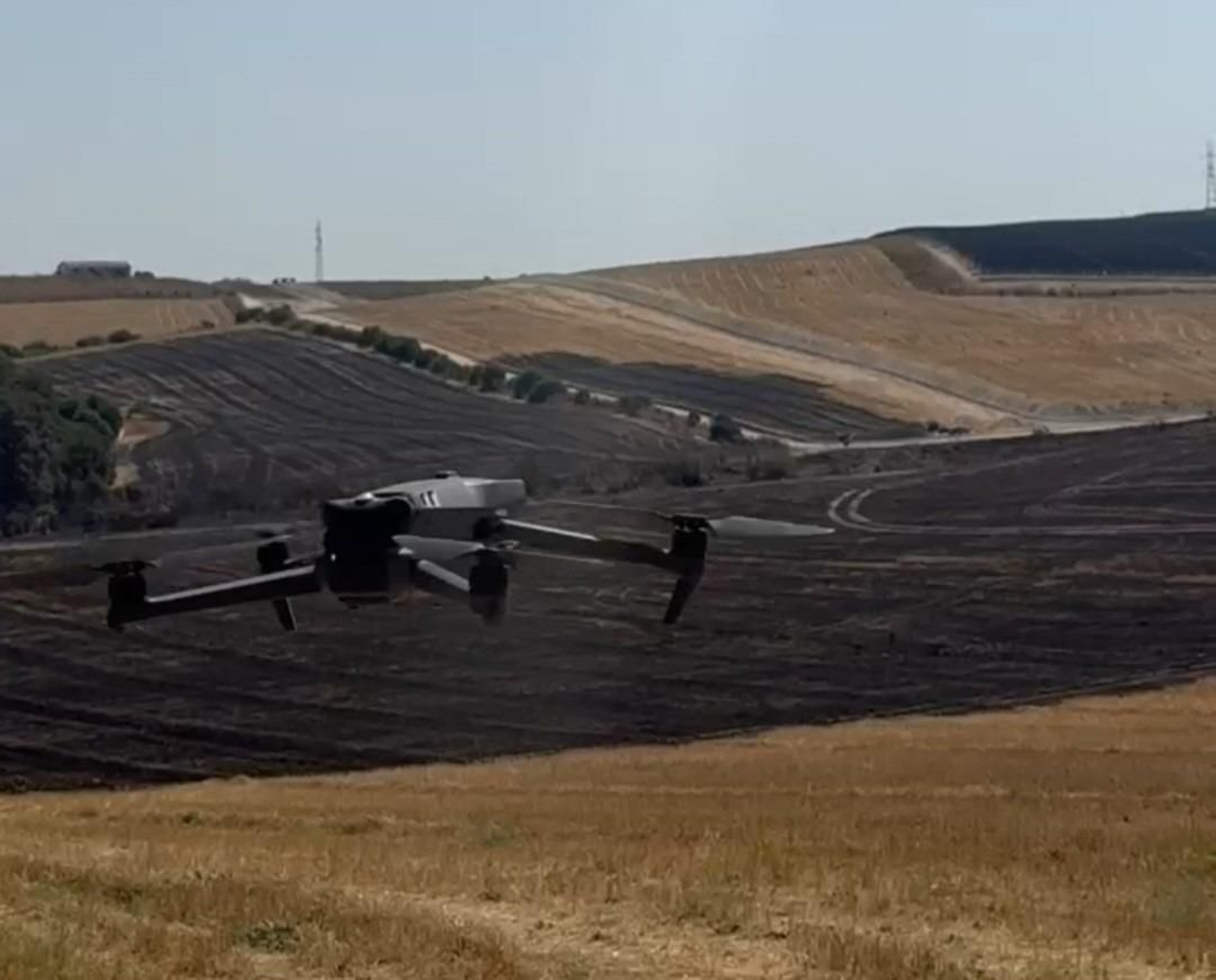 Uno de los drones empleados por la Policía Local de Jerez para controlar la zona afectada por el incendio en Montecastillo
