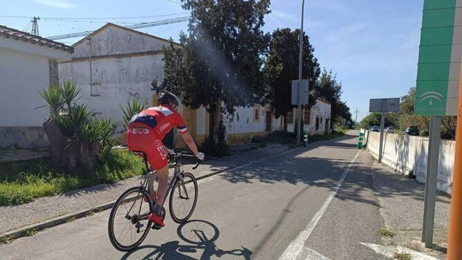 Ciclista emprendiendo el carril bici en Jimena