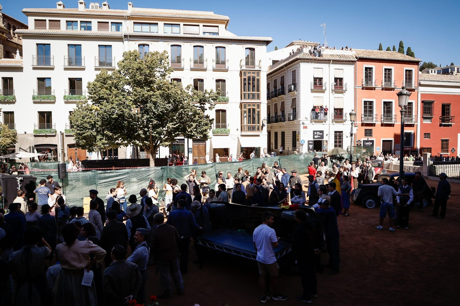Fotos: así es el rodaje de la película de Los Javis en la plaza de Santa Ana de Granada
