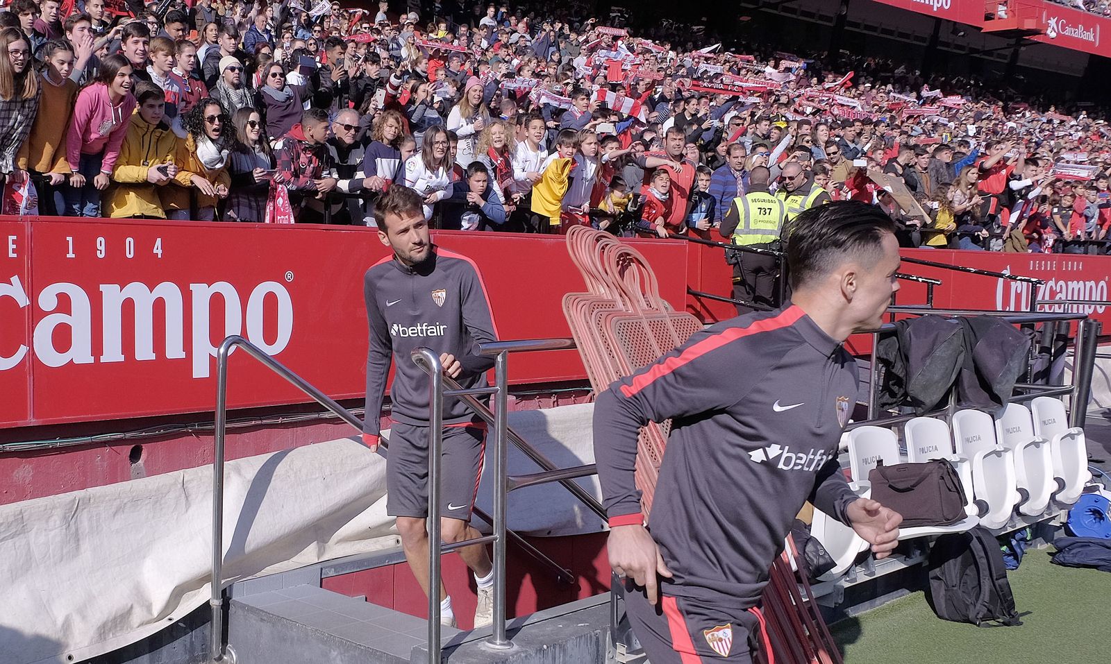 Multitudinario entrenamiento a puerta abierta del Sevilla en el Sánchez-Pizjuán