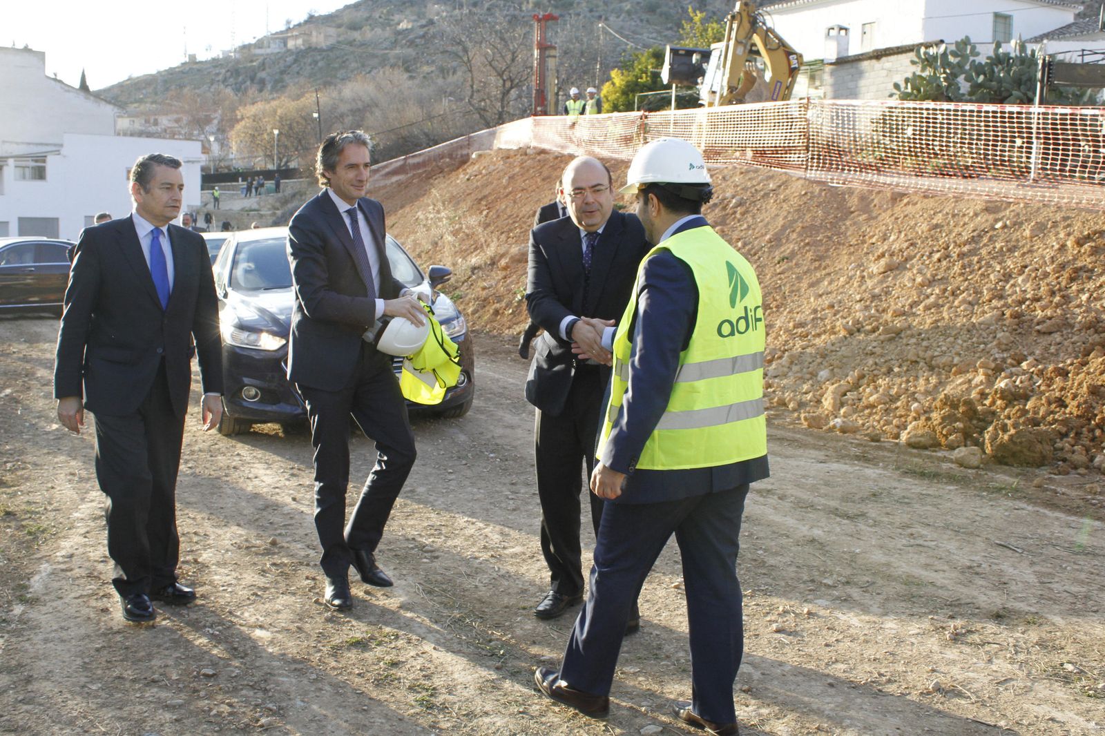 Antonio Sanz e Íñigo de la Serna, ayer en las obras del AVE en Loja.