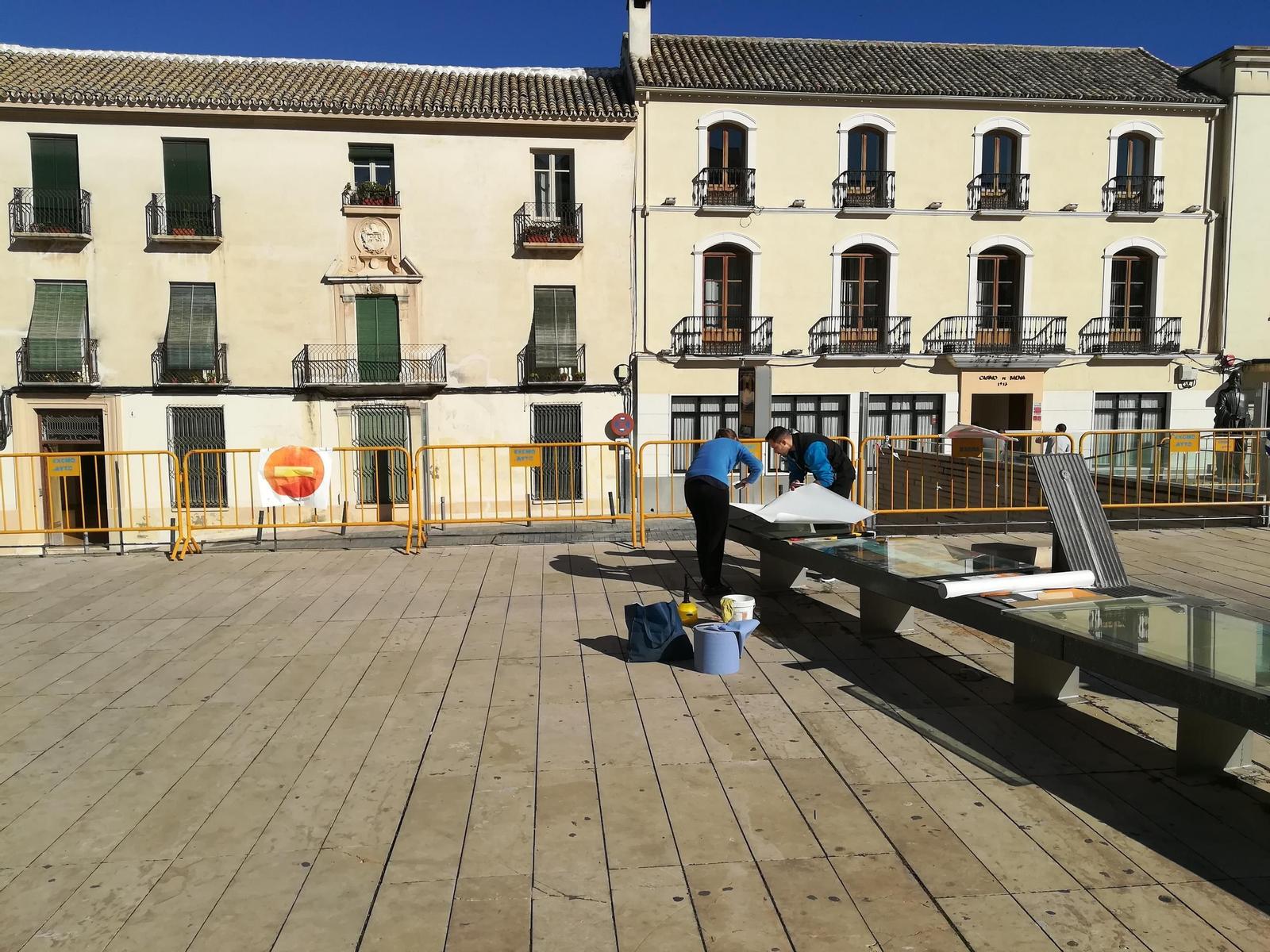 Unos operarios, ayer, realizan la instalación en la plaza de la Constitución.