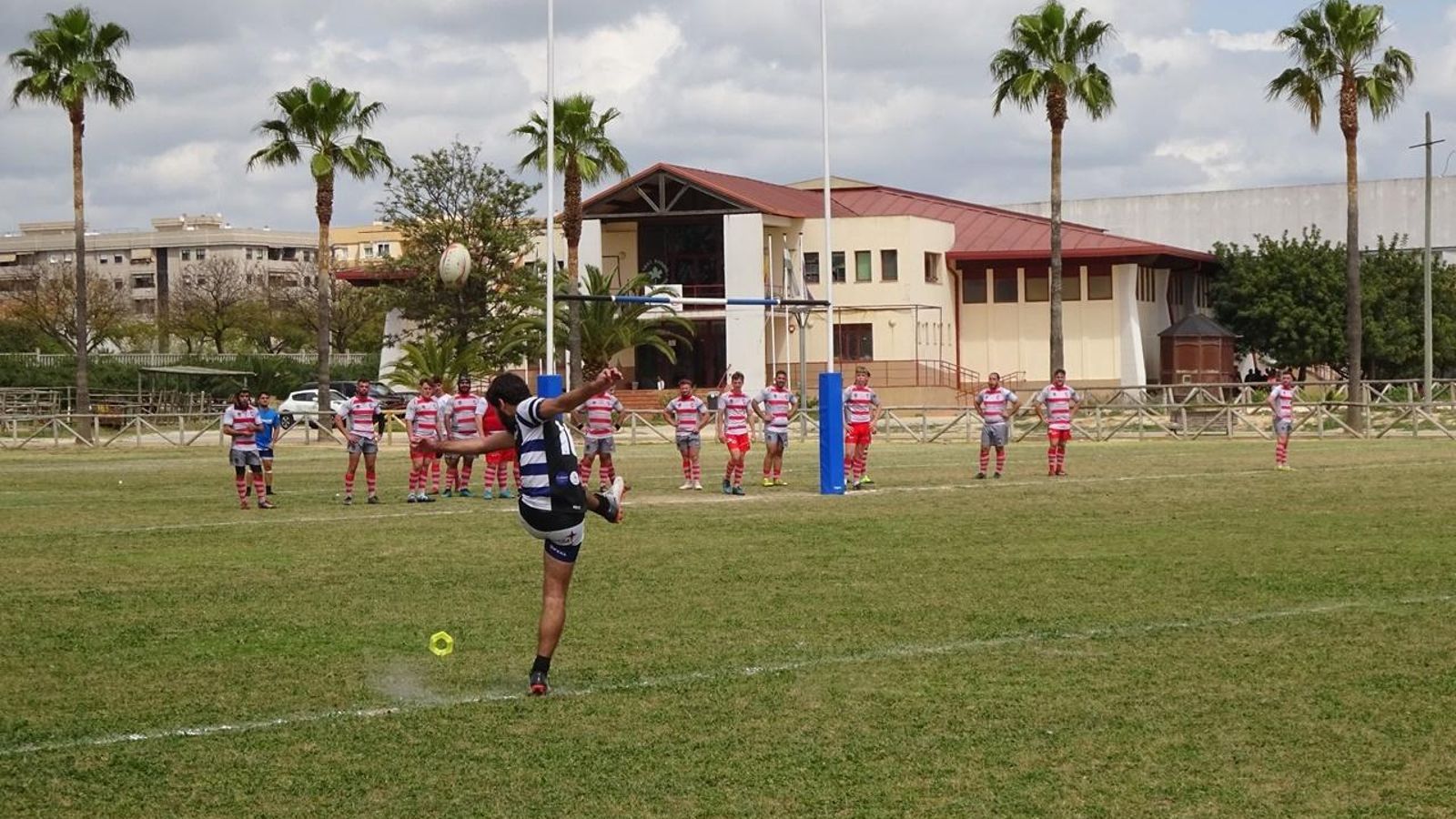 Tomás Ivison, lanzando a palos tras un ensayo jerezano.