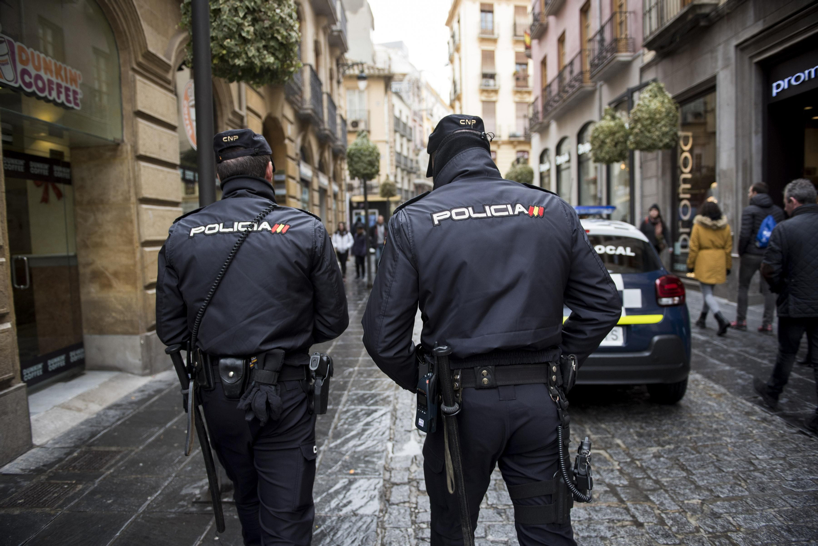 Dos agentes de la Policía Nacional