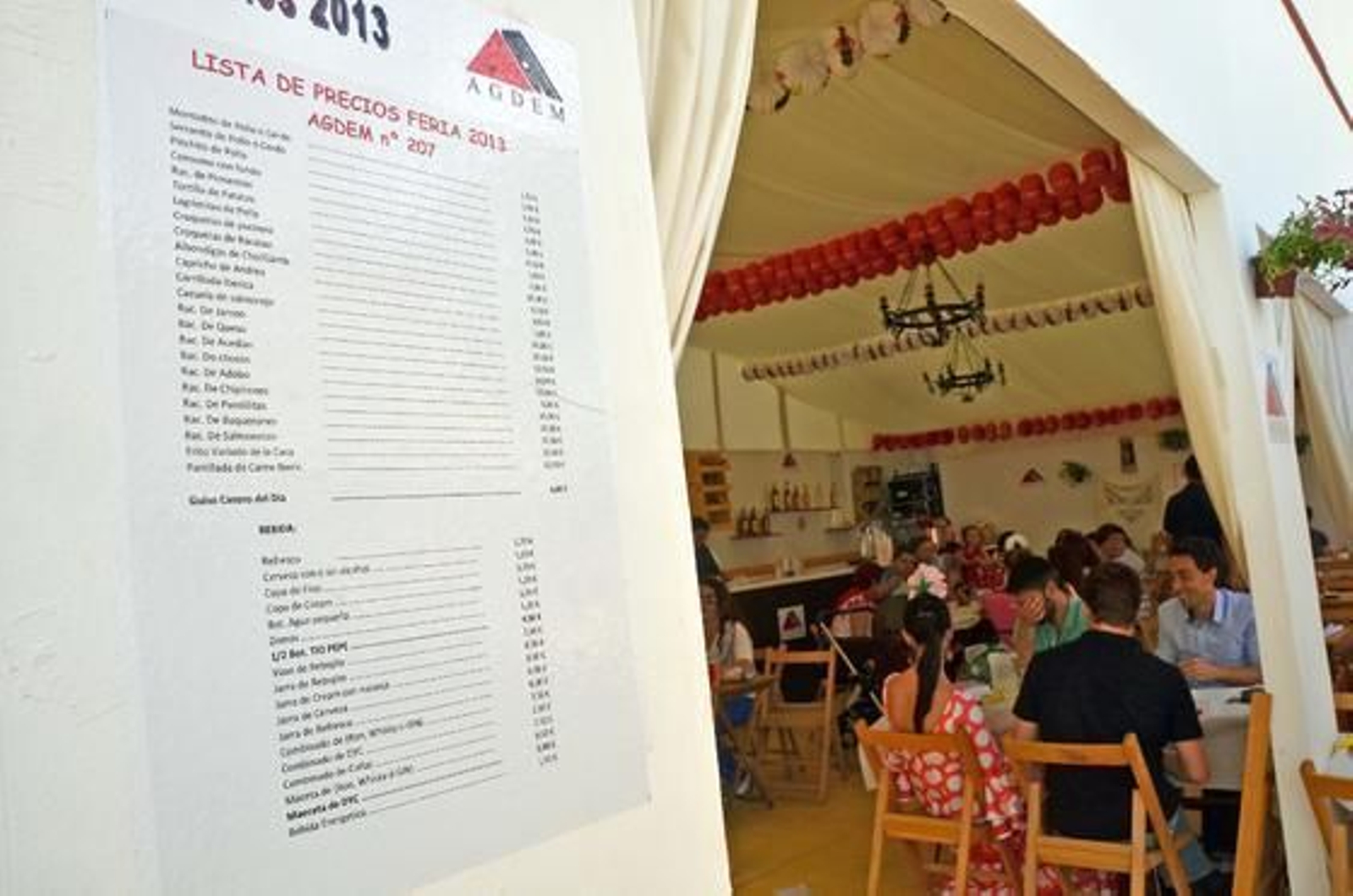 En la lista. Imagen de una carta de precios en una de las casetas del Real, días atrás. Abajo, un reclamo de oferta en otra caseta. 

Foto: Manuel Aranda