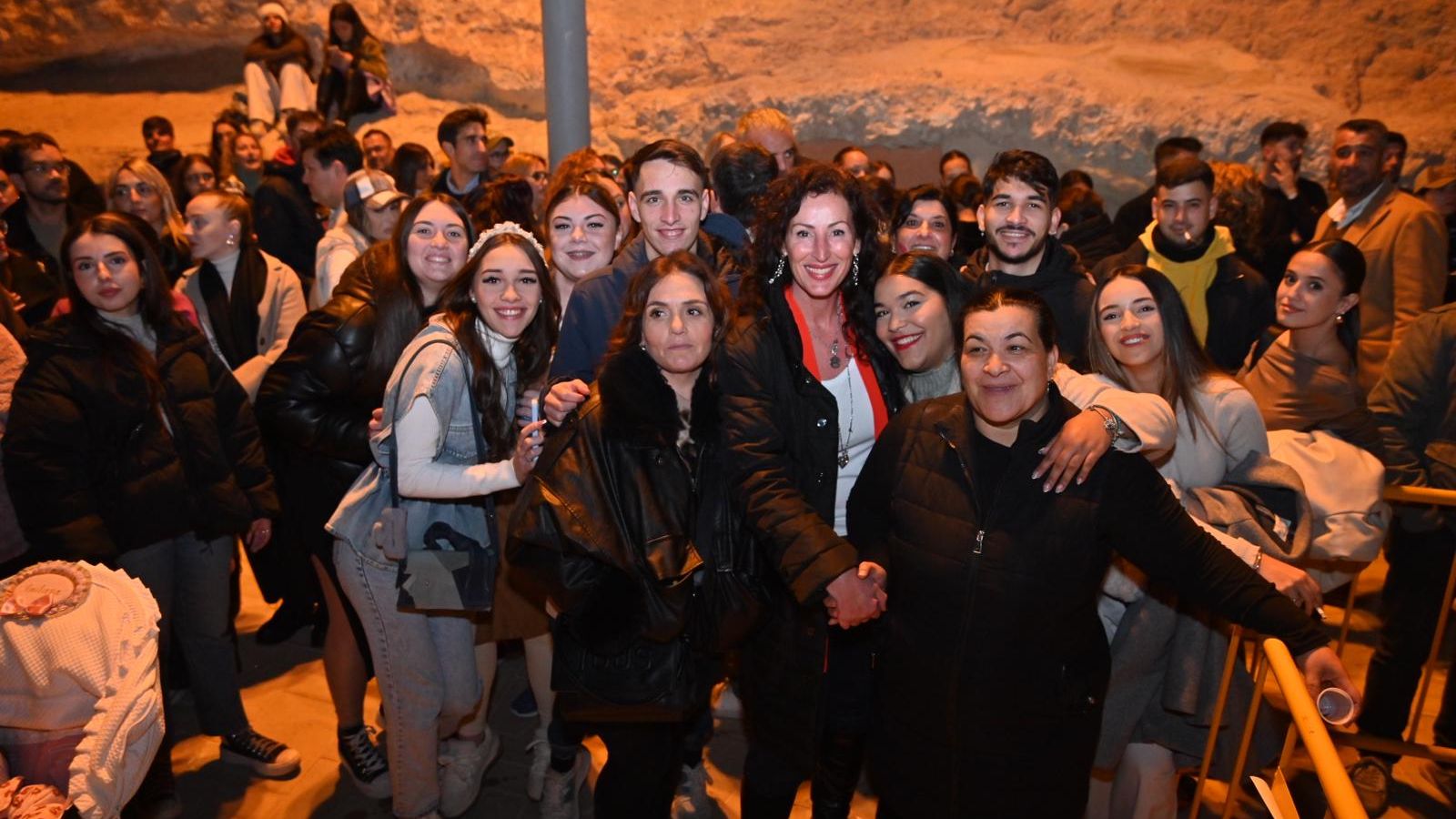 María del Mar Vázquez rodeada de vecinos en la Noche de las Candelas.