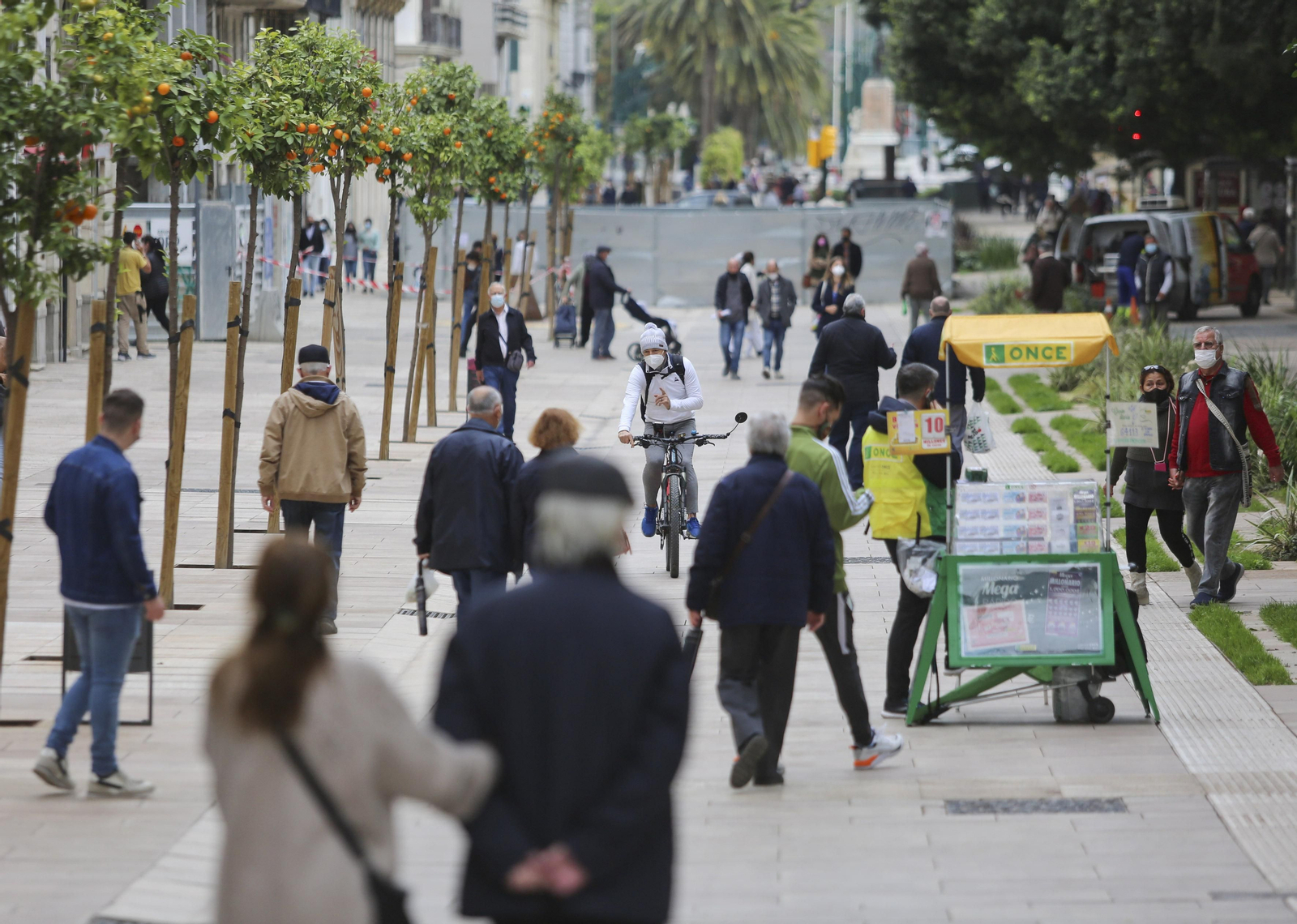 Personas por la Alameda Principal de Málaga.
