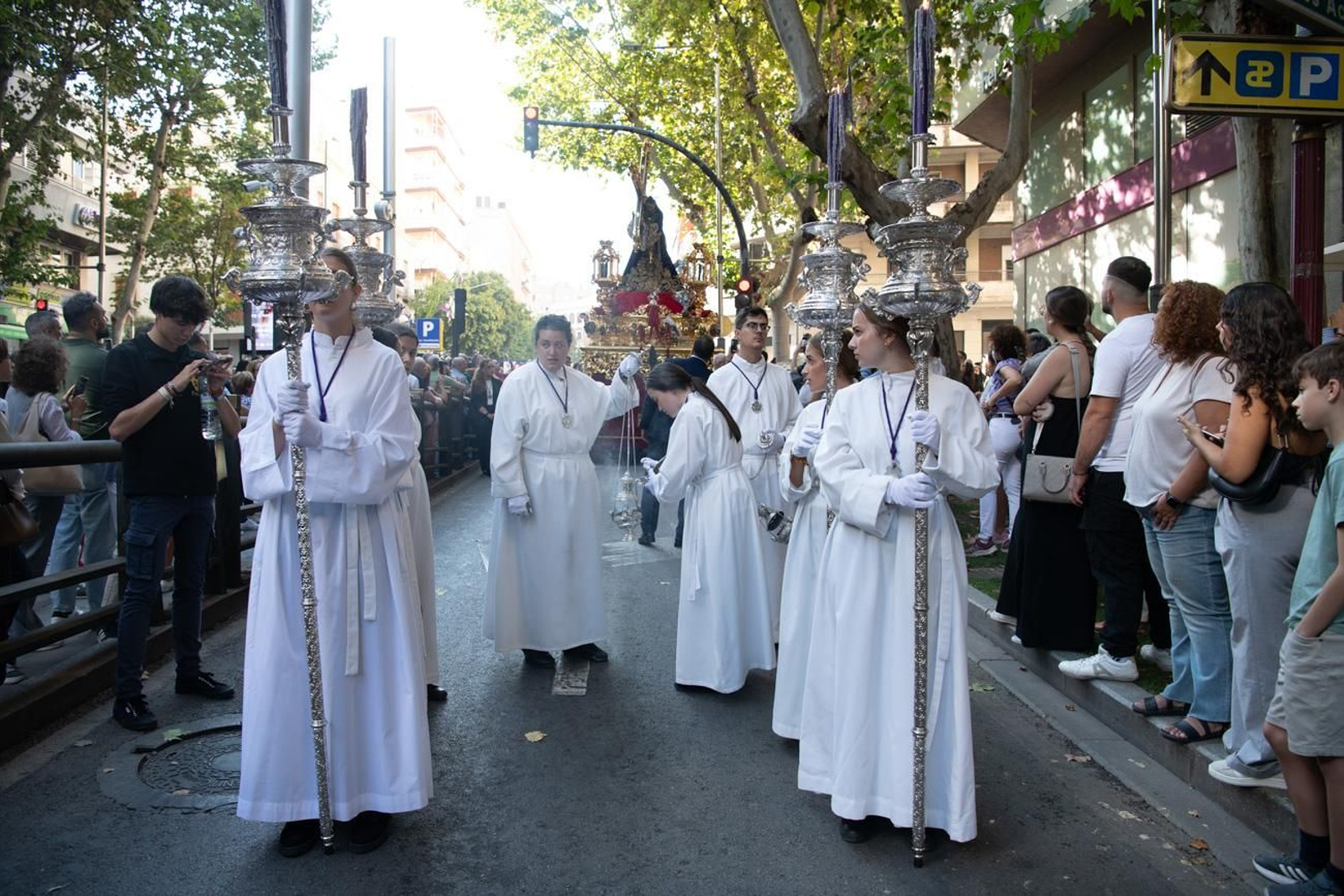 El pueblo de Jaén abraza con solemnidad a El Abuelo en la Magna, en imágenes