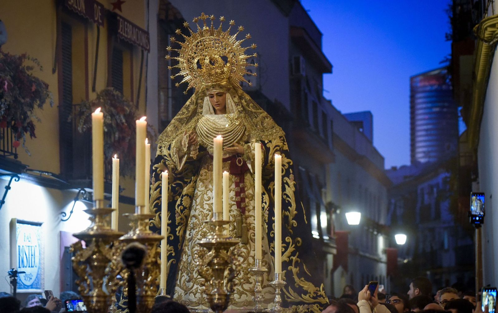 La Esperanza de Triana durante un traslado a Santa Ana en una imagen de archivo