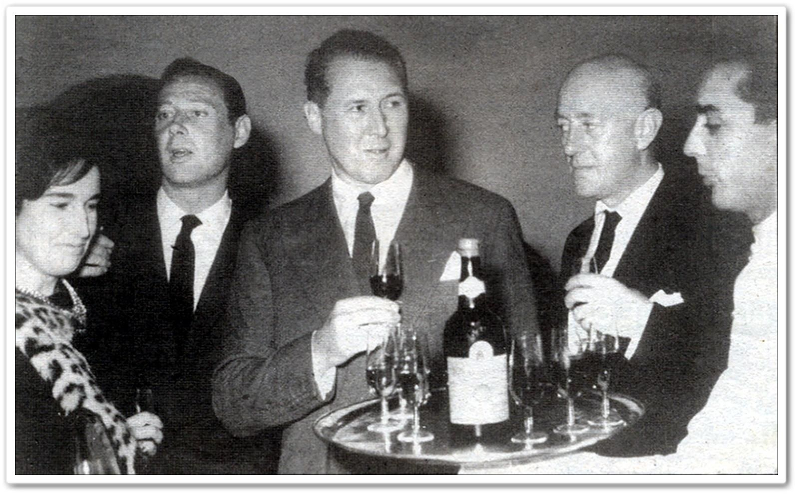 Alec Guinness y Anthony Quayle, junto a Beltrán Domecq González, en Williams & Humbert, 1962.