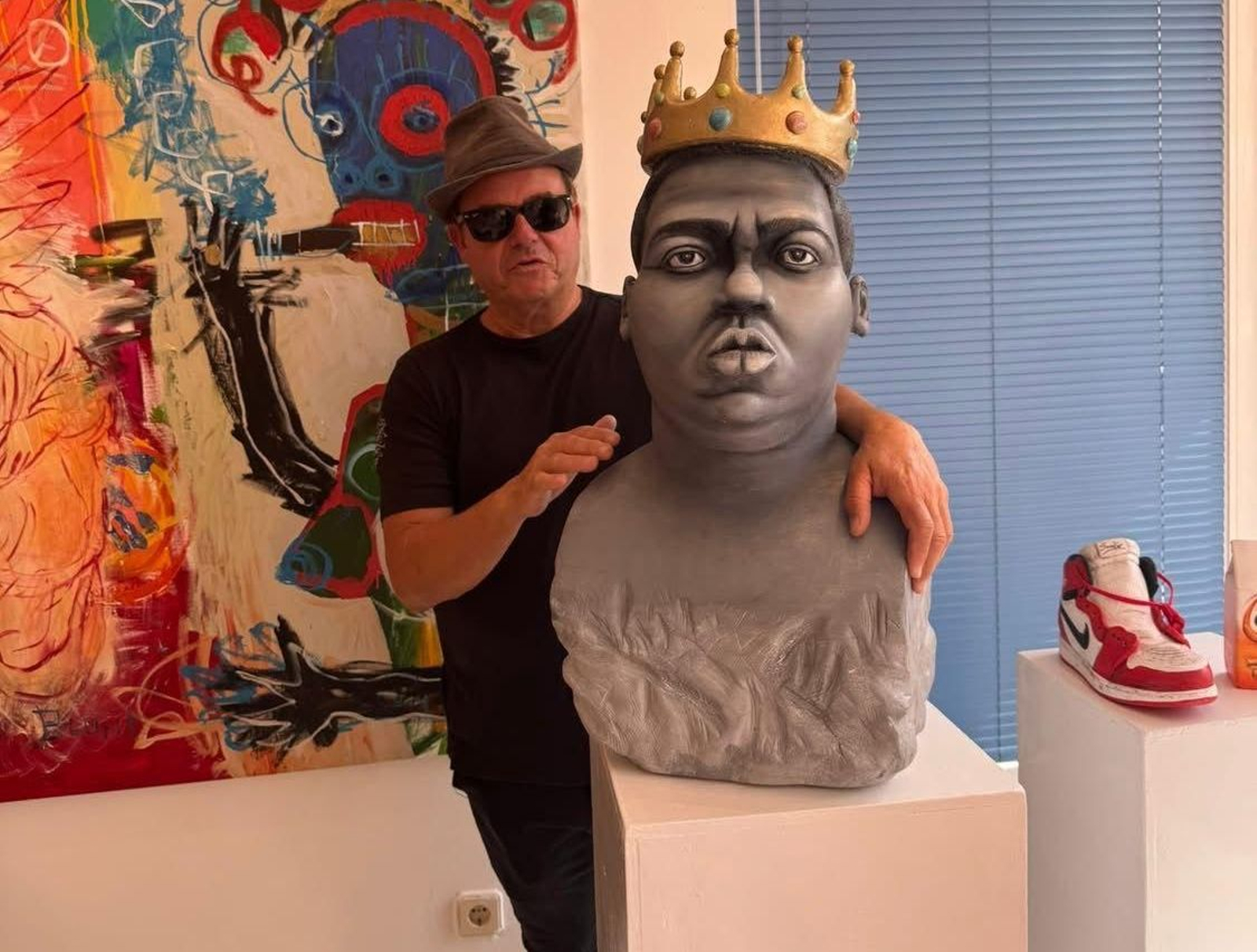 Semper con la escultura de Notorious B.I.G.