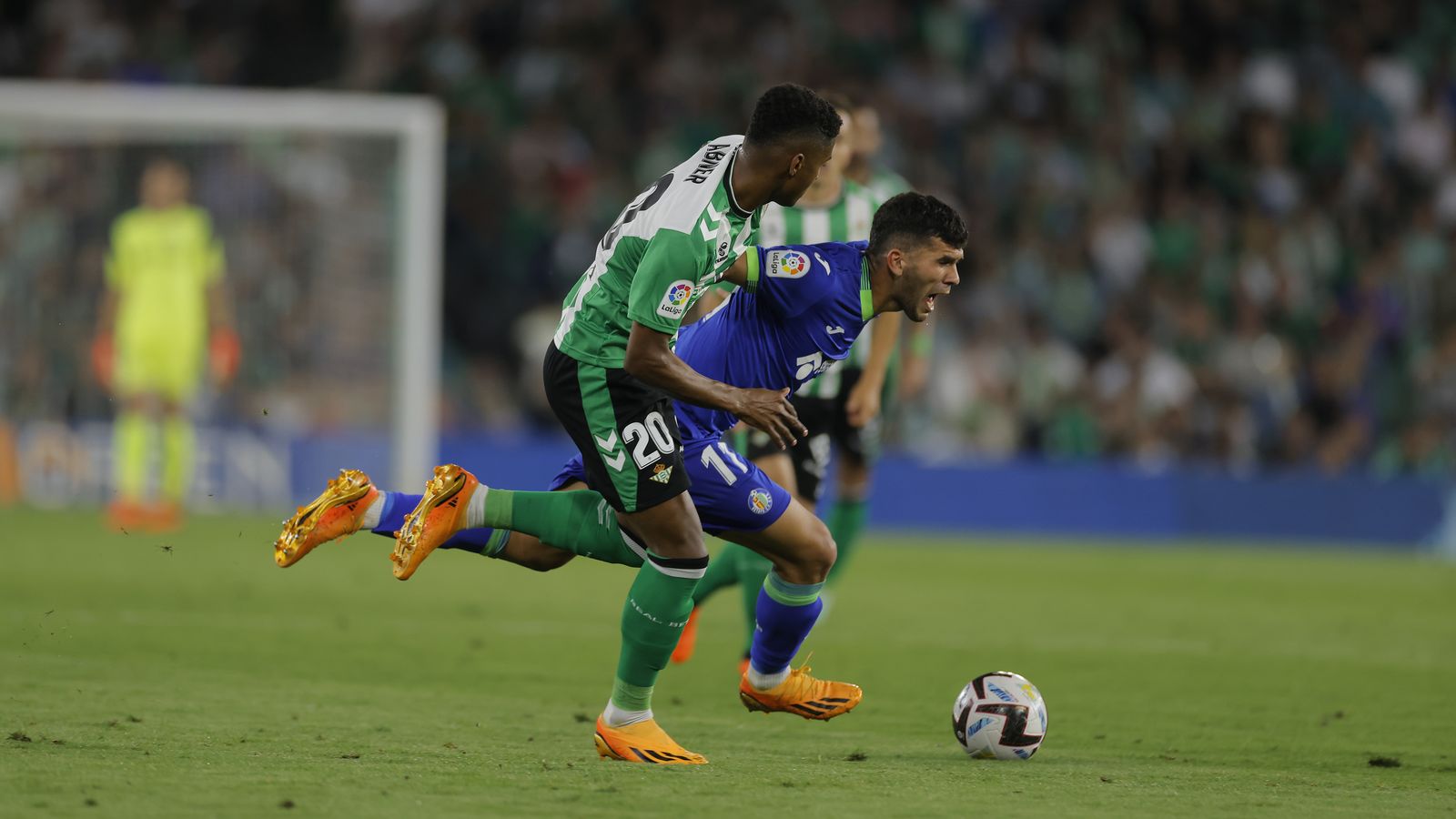 Abner Vinícius trata de robarle el balón a Aleñá.