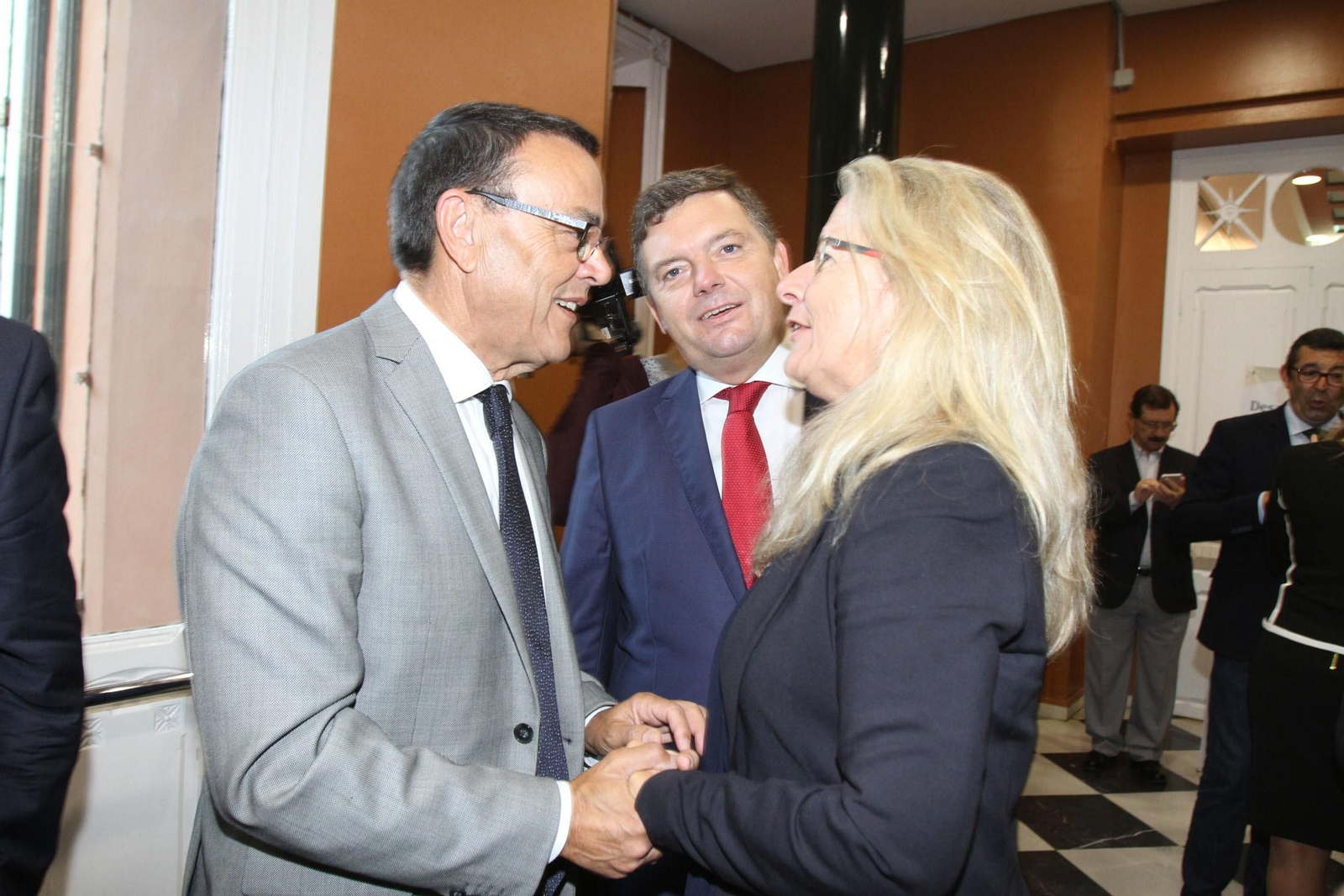 Imágenes de la conferencia y desayuno-coloquio de Gabriel Cruz, alcalde de Huelva