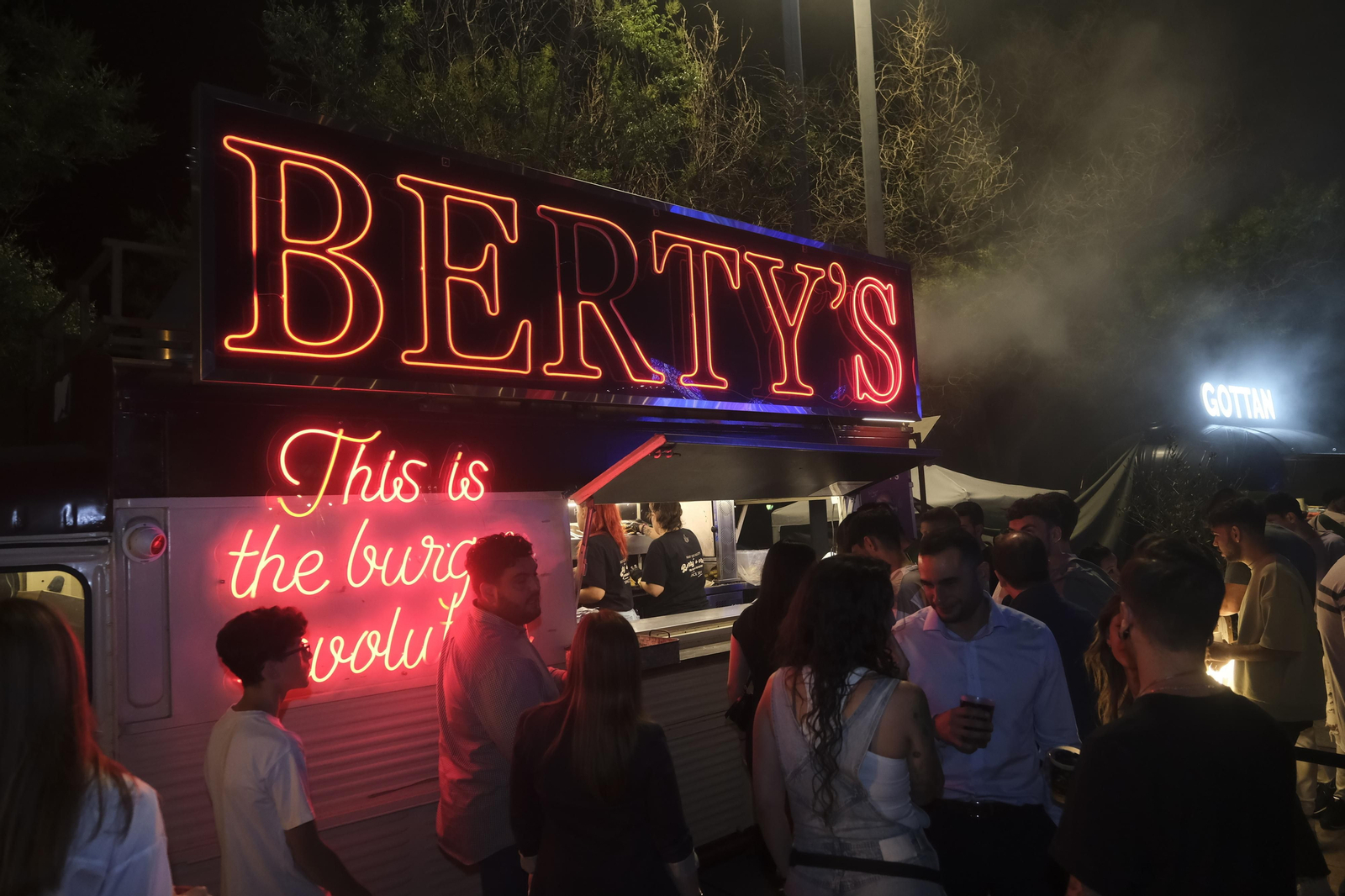 Neón y brasas en El Vial: el lleno absoluto de The Champions Burger en Córdoba Neón y brasas en El Vial: el lleno absoluto de The Champions Burger en Córdoba