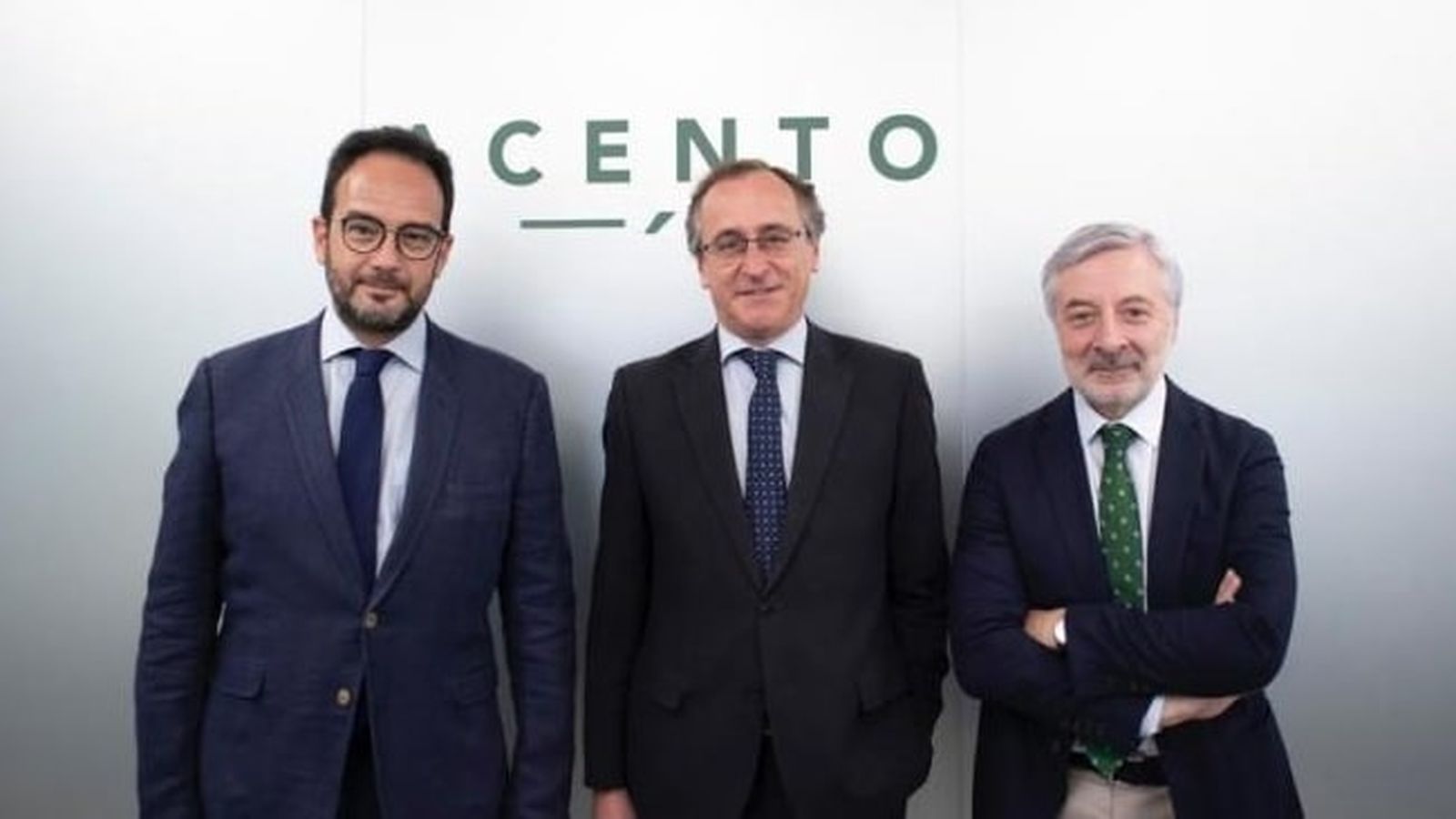 Los ex ministros José Blanco y Alfonso Alonso, fundadores de Acento, con con el secretario de Estado Antonio Hernando