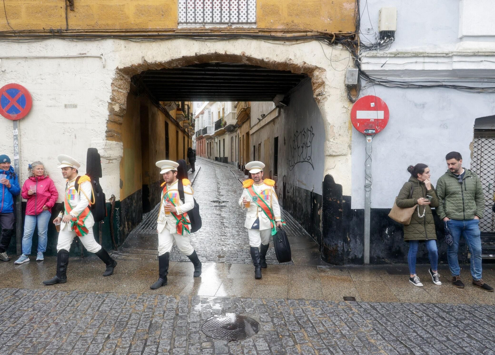 Las imágenes de un domingo de Carnaval en Cádiz pasado por agua