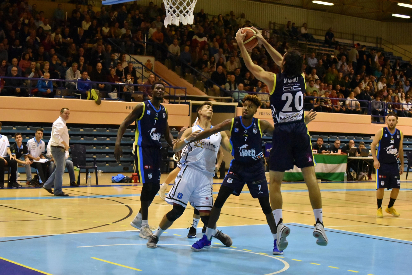 Matoso, rodeado de jugadores de Udea, en el derbi disputado en Algeciras .