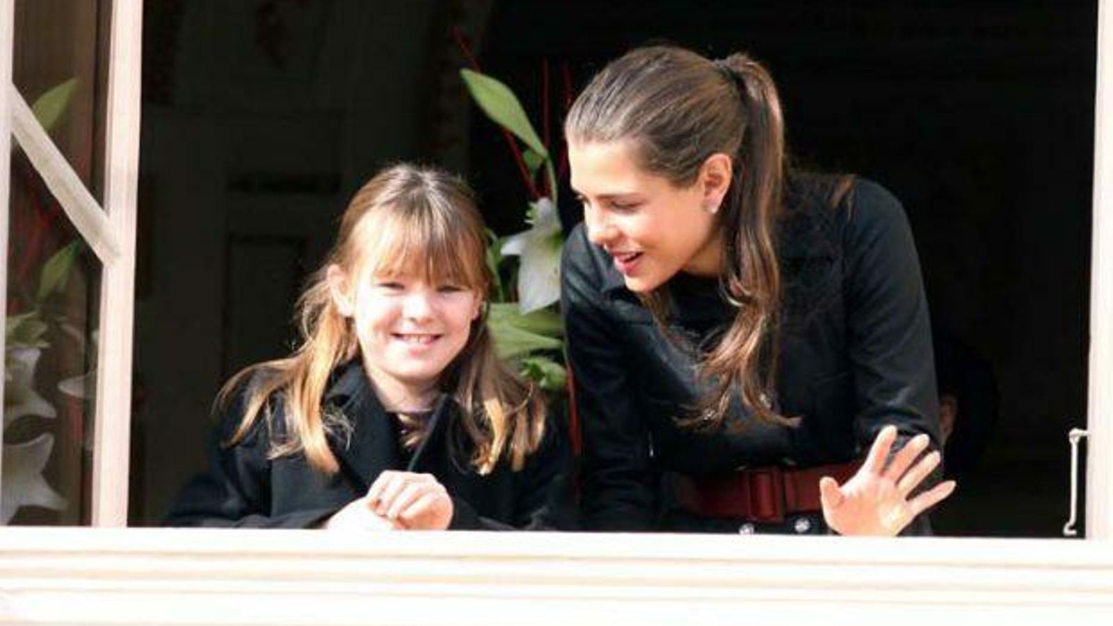 Alexandra, con ocho años, con su hermana Carlota.